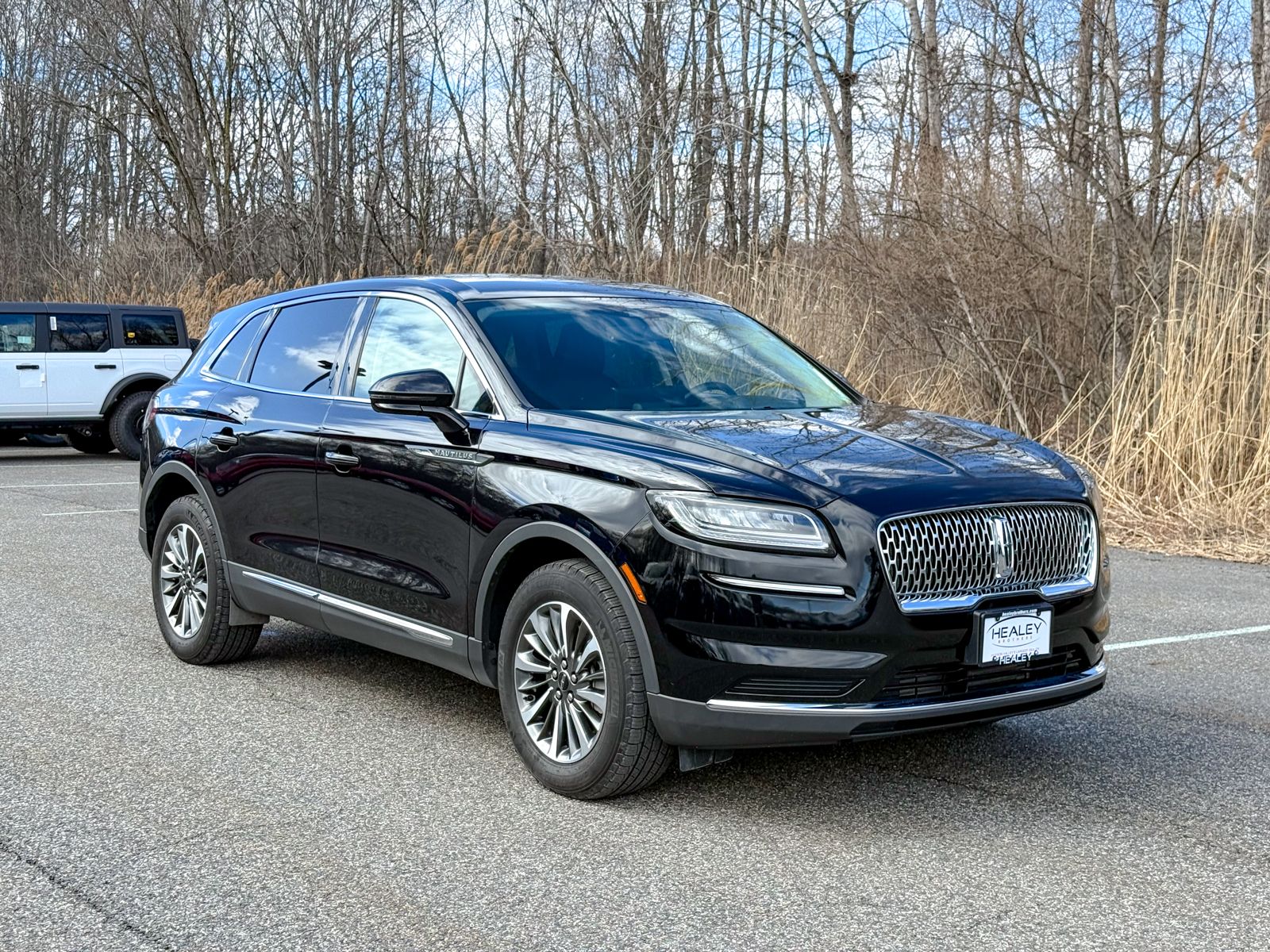 Photo view of 2023 Lincoln Nautilus in Black
