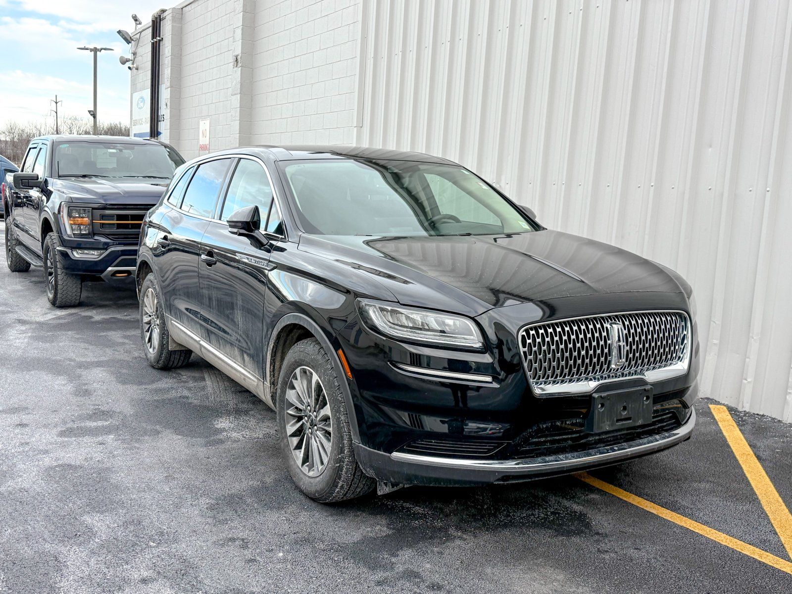 Photo view of 2023 Lincoln Nautilus in Black