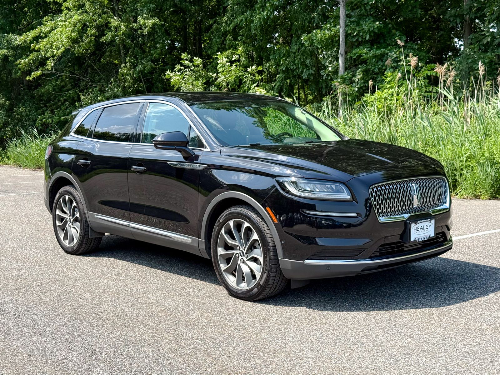 Photo view of 2023 Lincoln Nautilus in Black