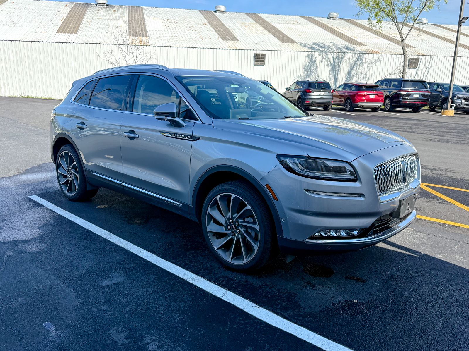 Photo view of 2023 Lincoln Nautilus in Silver