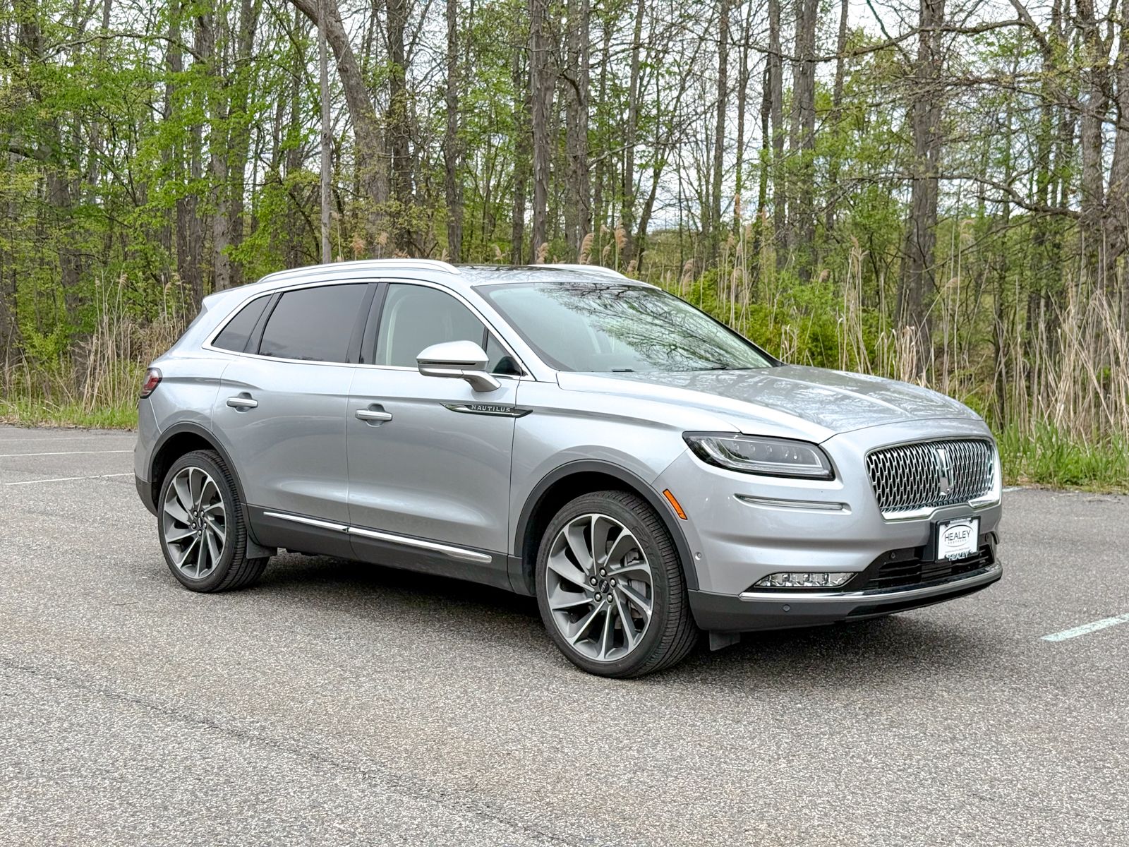 Photo view of 2023 Lincoln Nautilus in Silver