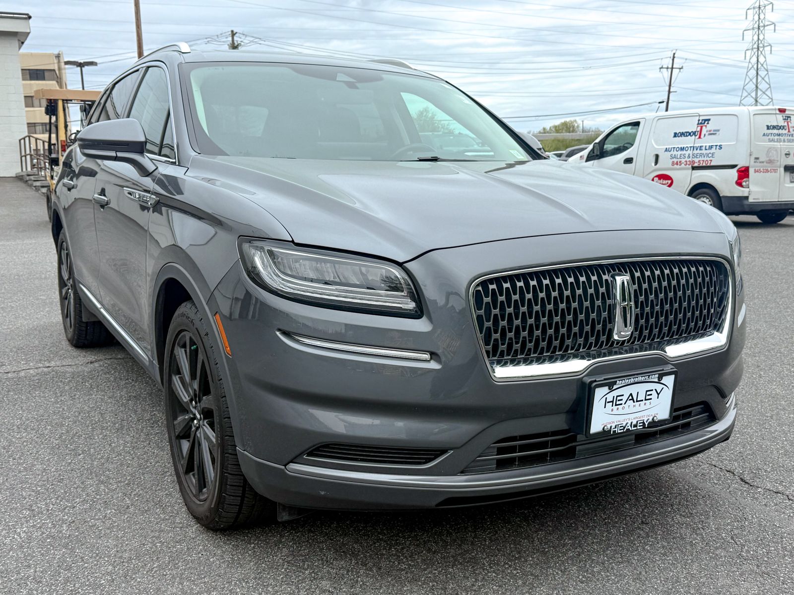 Photo view of 2023 Lincoln Nautilus in Gray