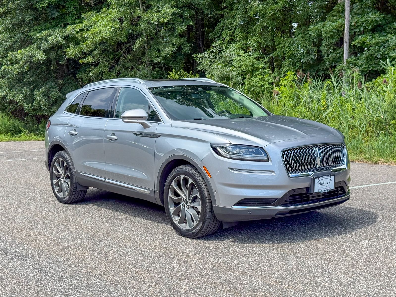 Photo view of 2023 Lincoln Nautilus in Silver