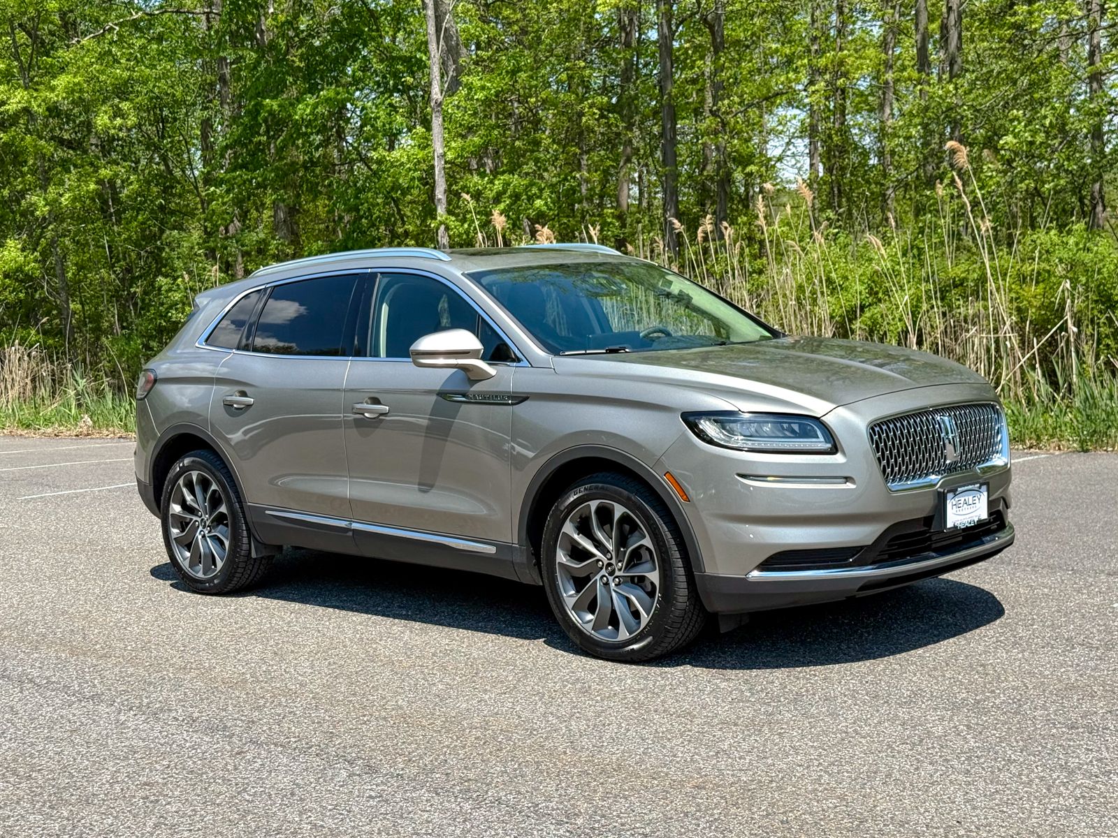 Photo view of 2023 Lincoln Nautilus in Tan