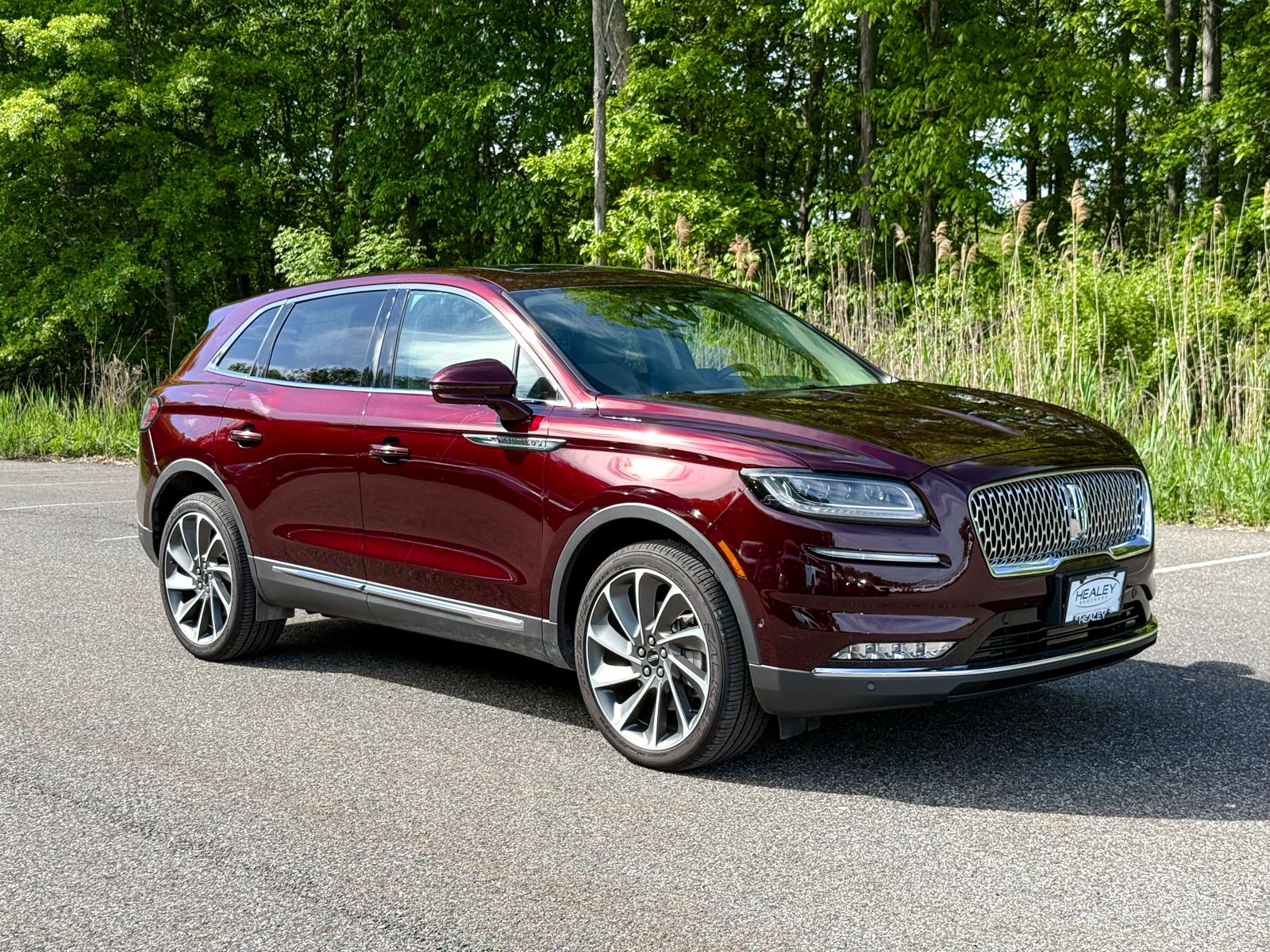 Photo view of 2023 Lincoln Nautilus in Red