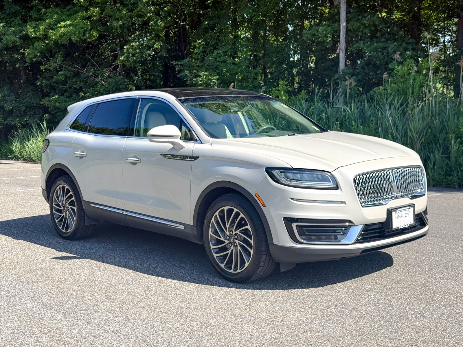 Photo view of 2019 Lincoln Nautilus in White