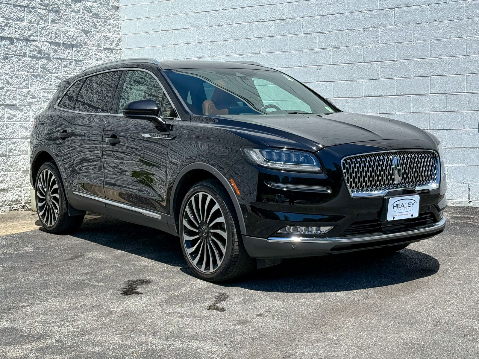 Photo view of 2023 Lincoln Nautilus in Black