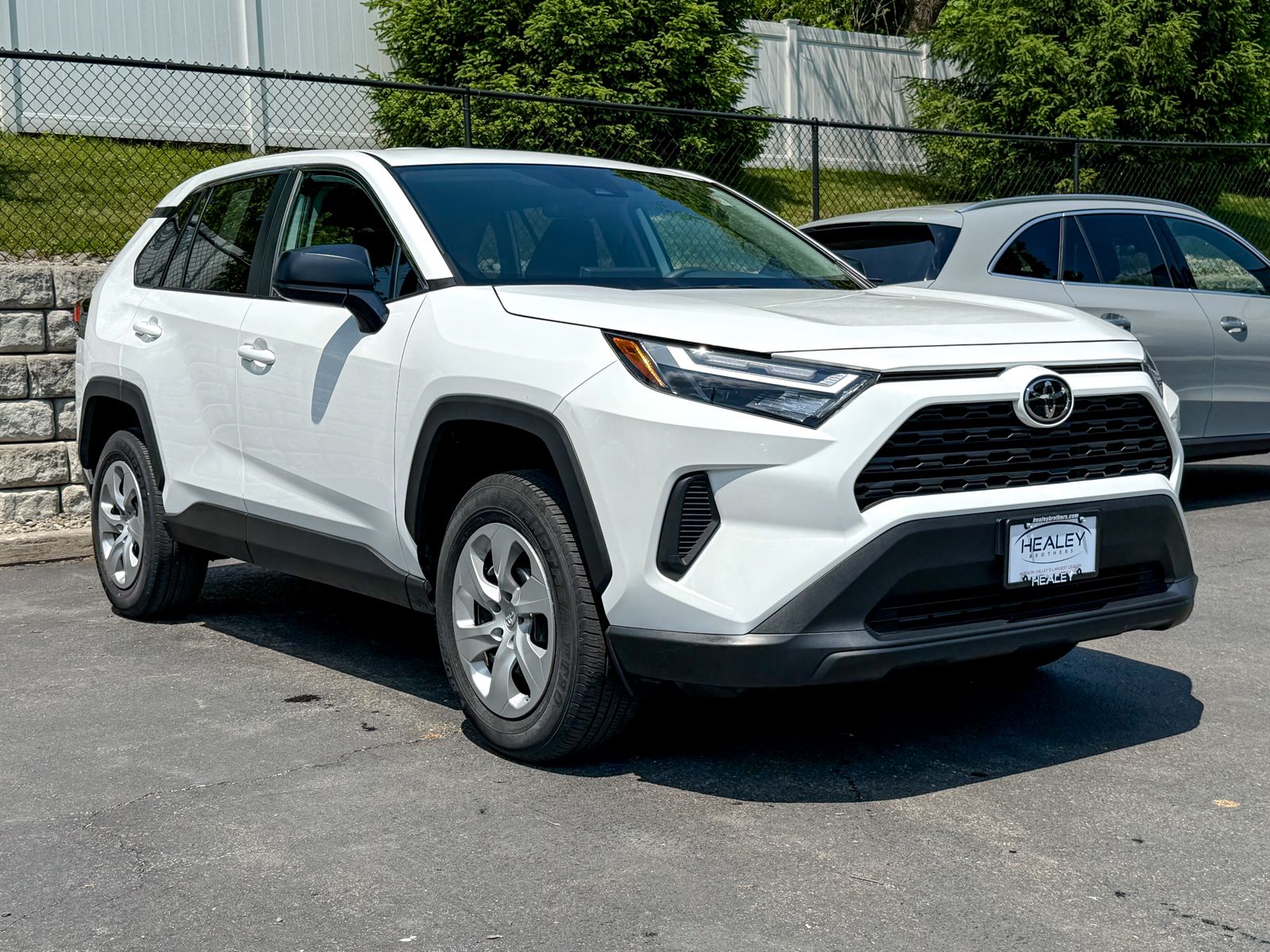 Photo view of 2023 Toyota RAV4 in White