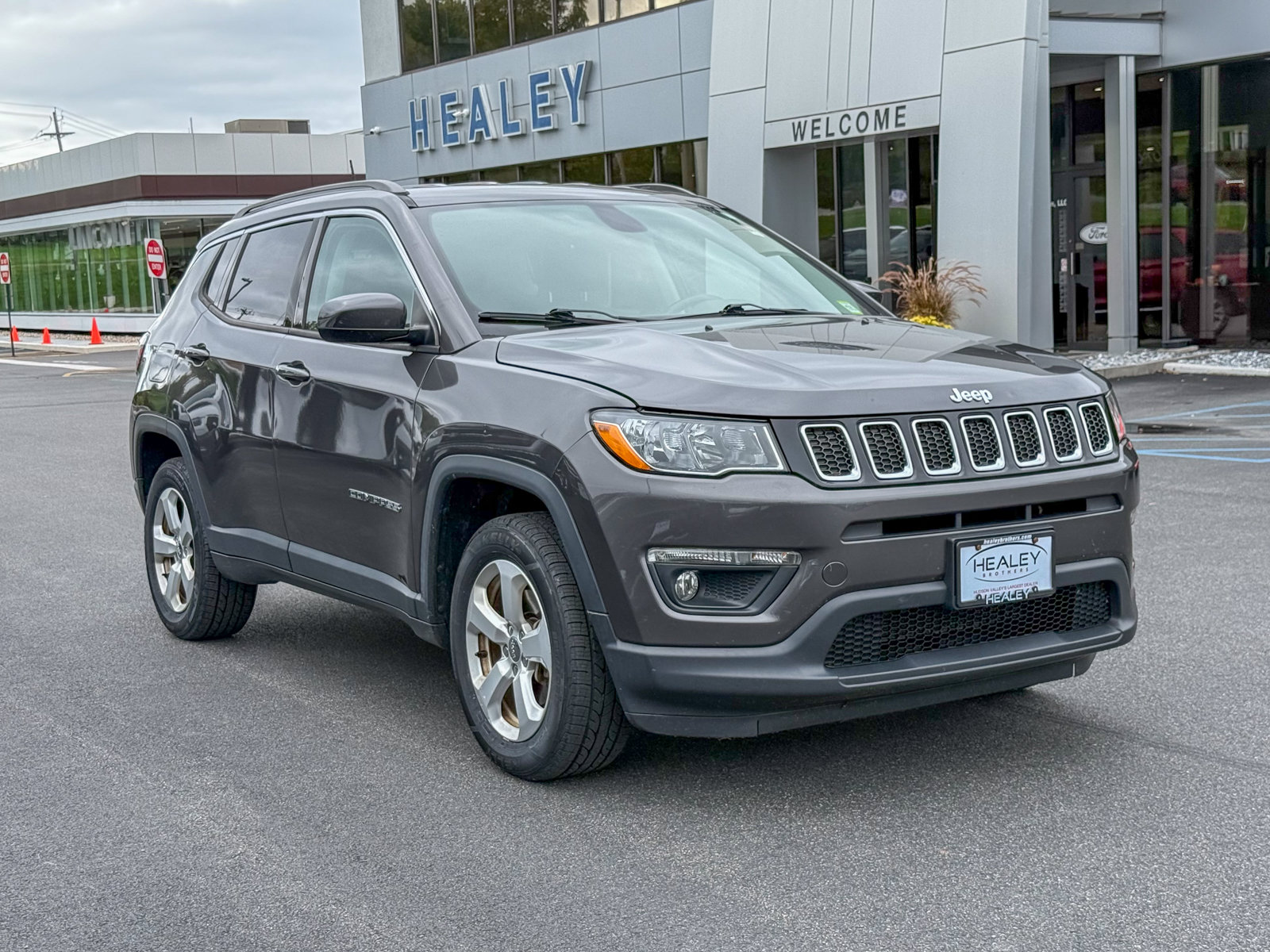 Photo view of 2018 Jeep Compass in Gray