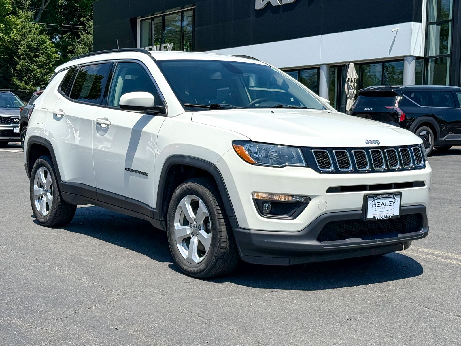 Photo view of 2020 Jeep Compass in White