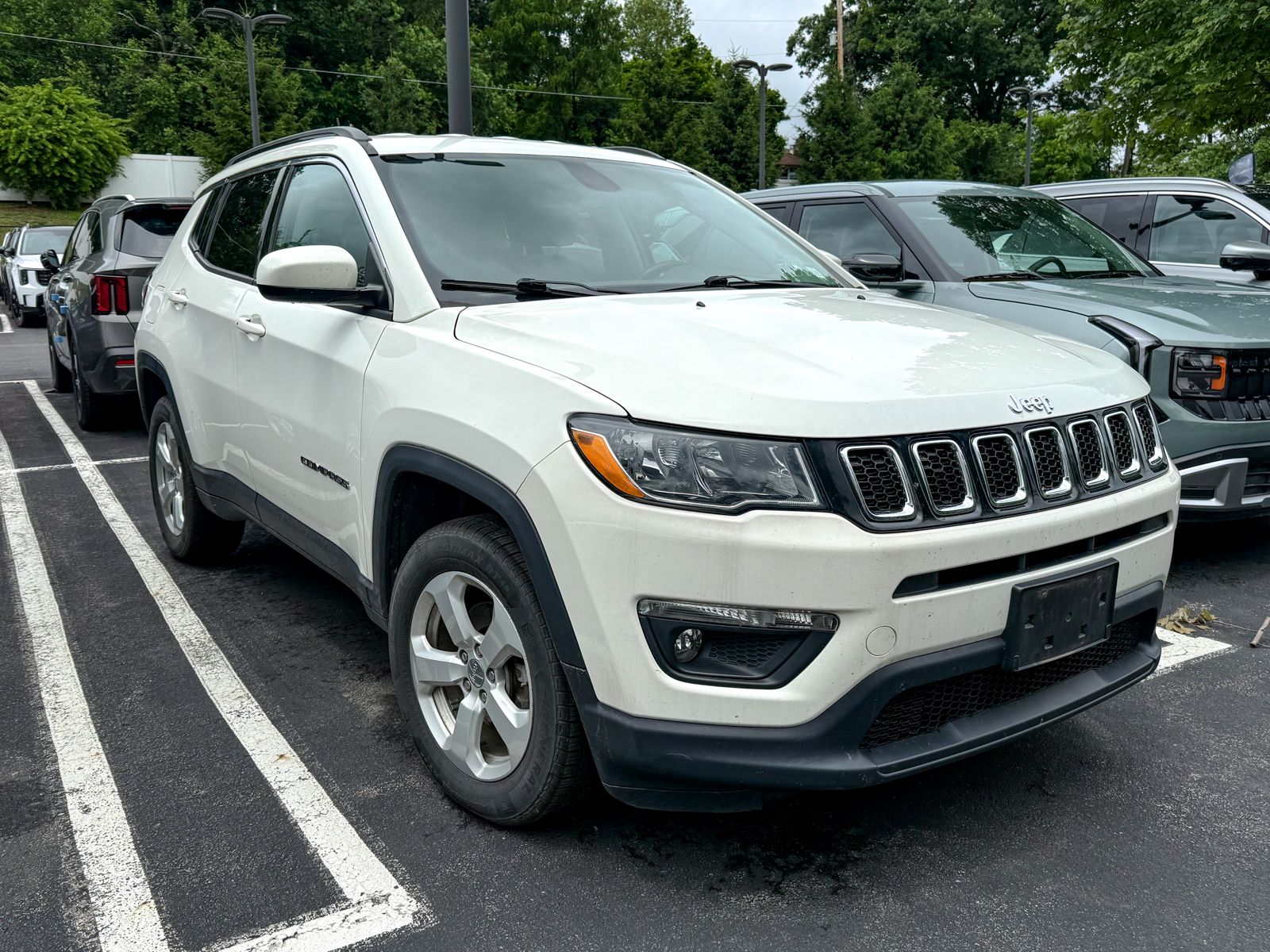 Photo view of 2020 Jeep Compass in White