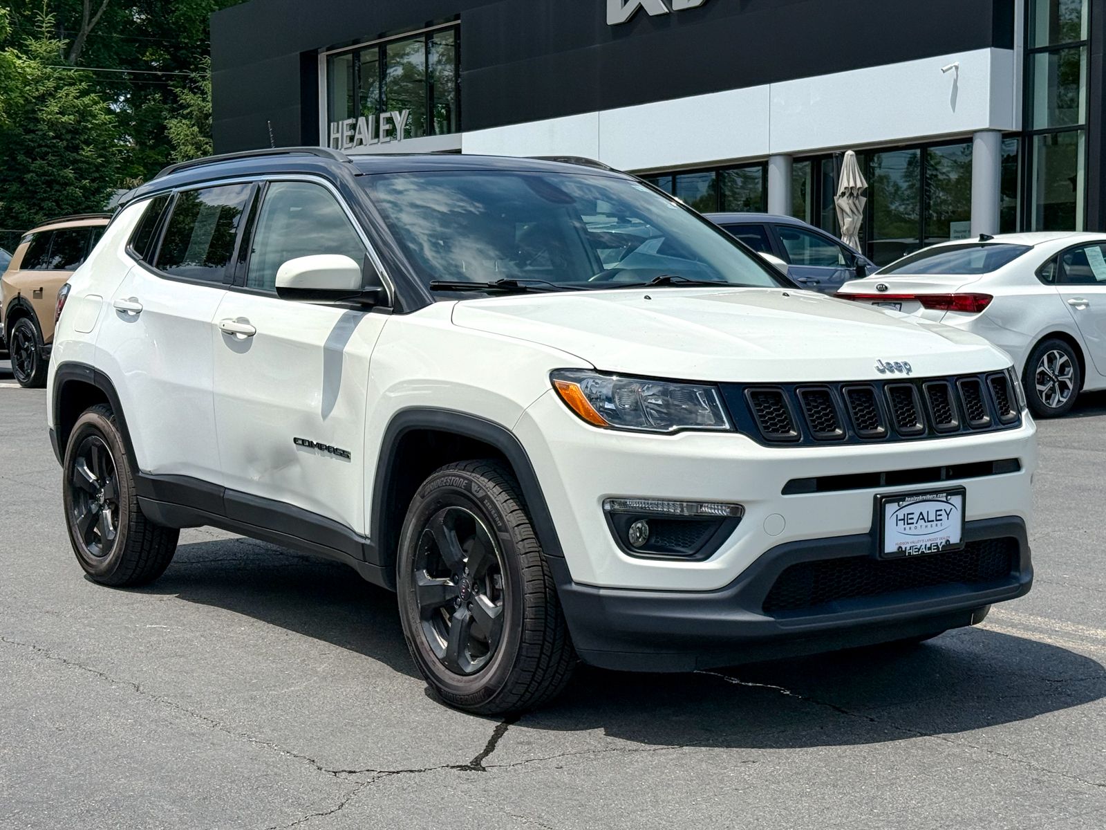 Photo view of 2018 Jeep Compass in White