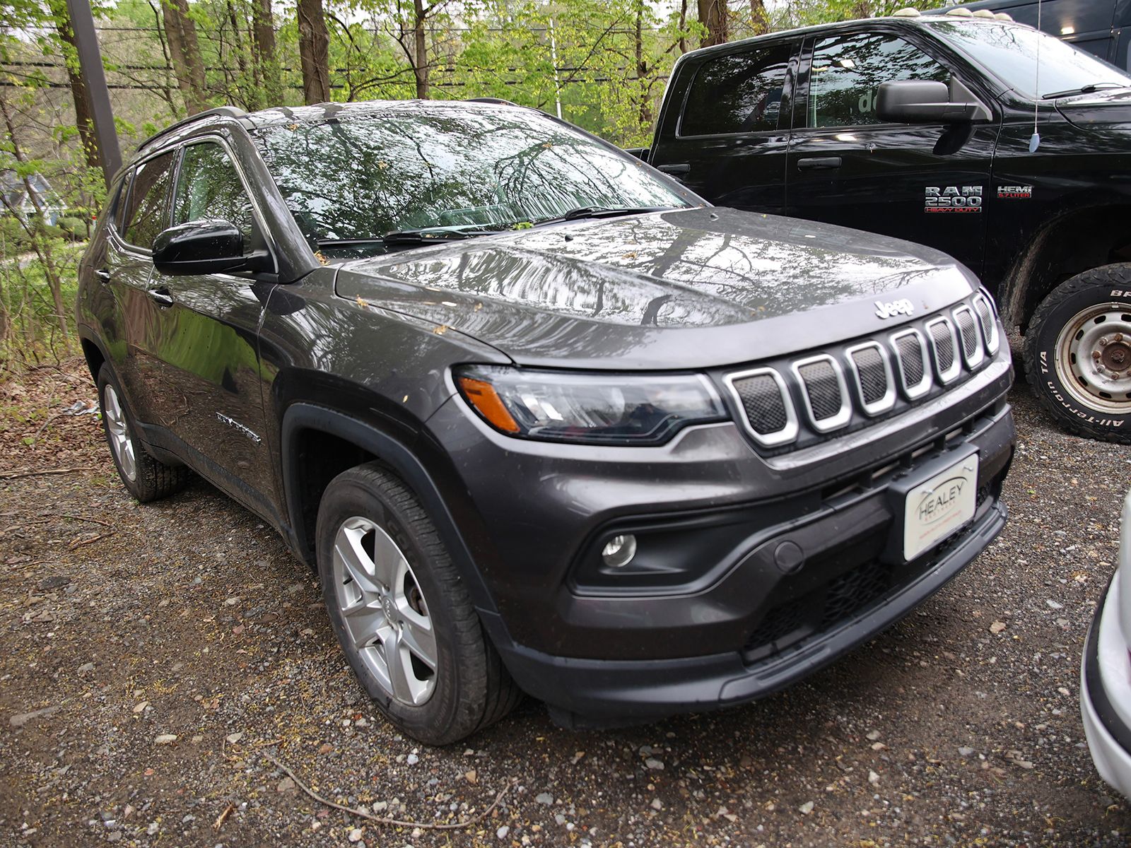Photo view of 2022 Jeep Compass in Gray