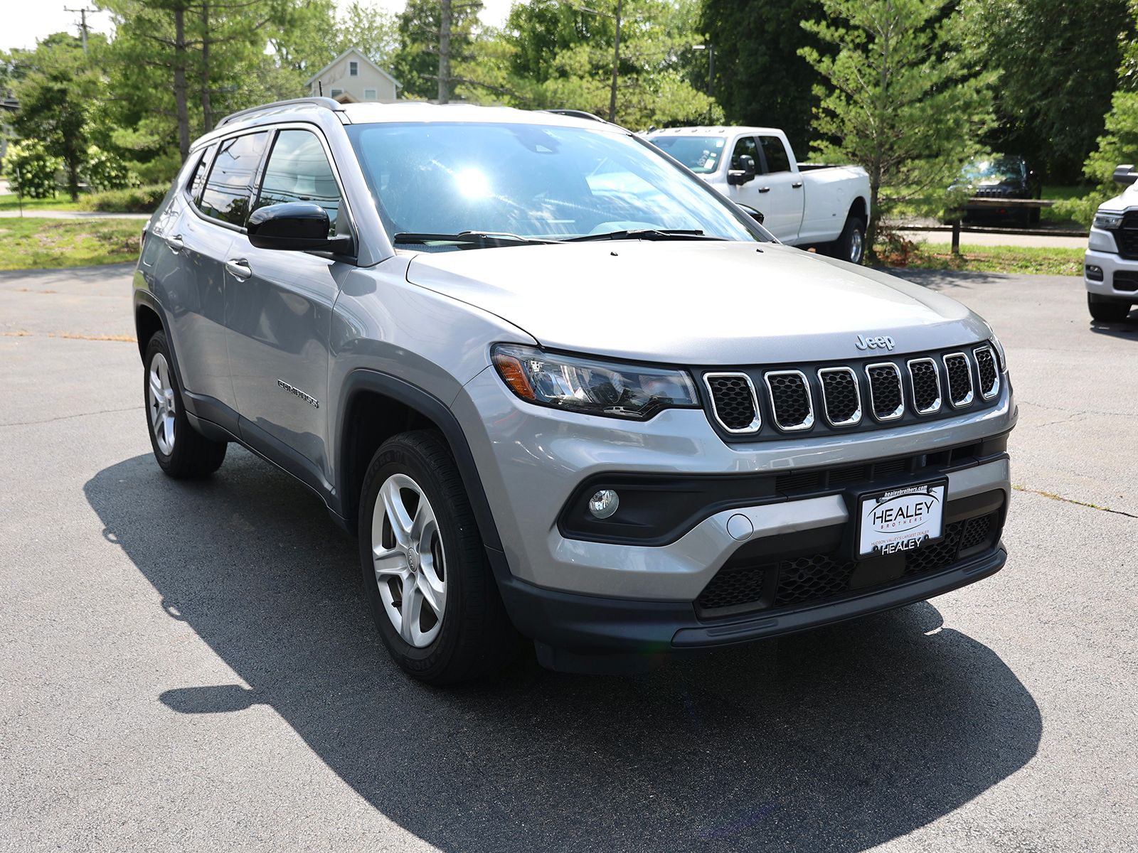 Photo view of 2023 Jeep Compass in Silver
