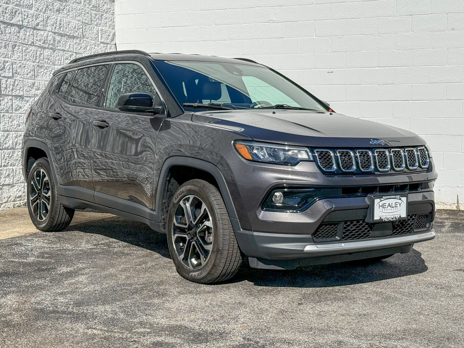 Photo view of 2023 Jeep Compass in Gray