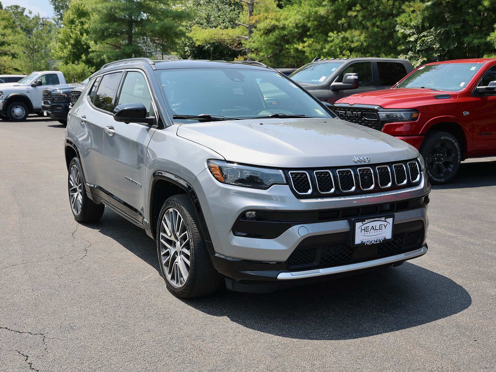 Photo view of 2023 Jeep Compass in Silver