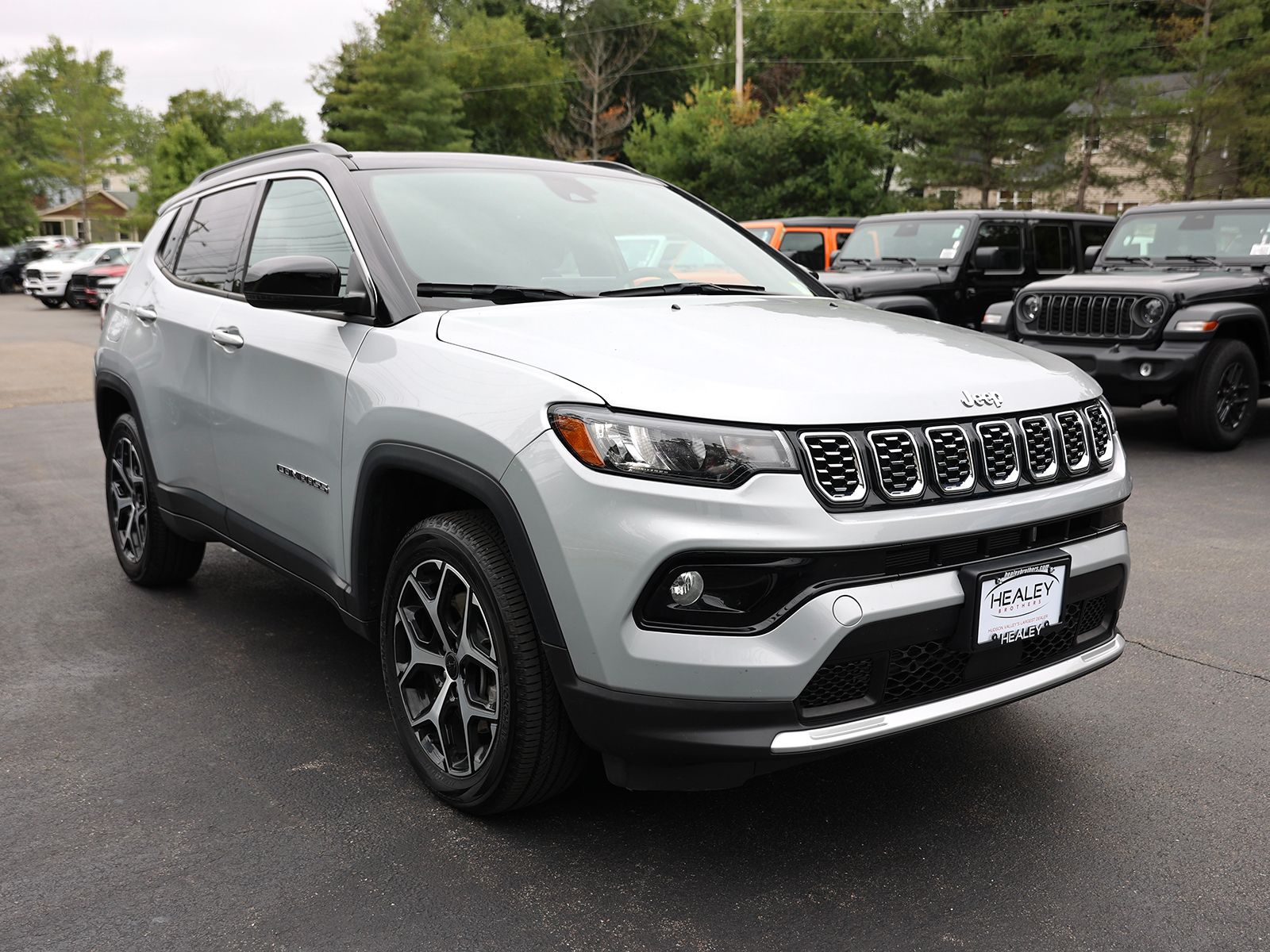 Photo view of 2025 Jeep Compass in Silver
