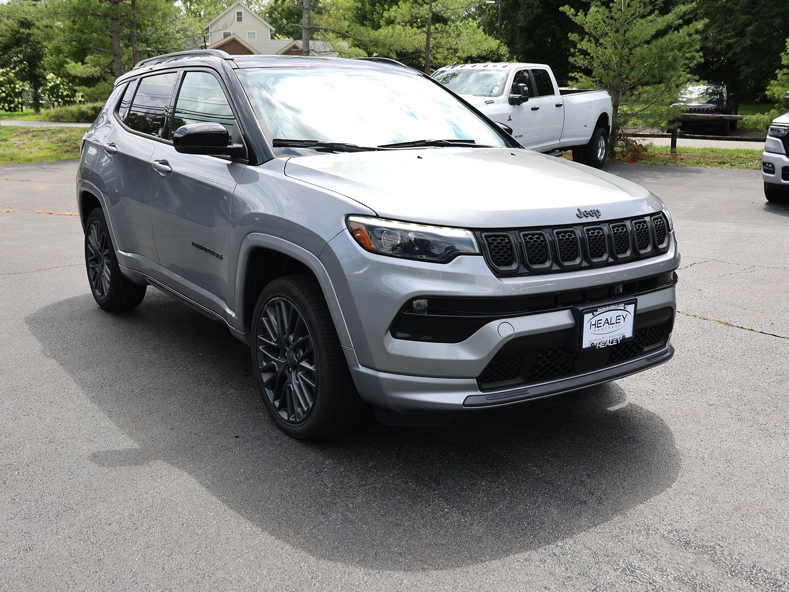 Photo view of 2023 Jeep Compass in Silver