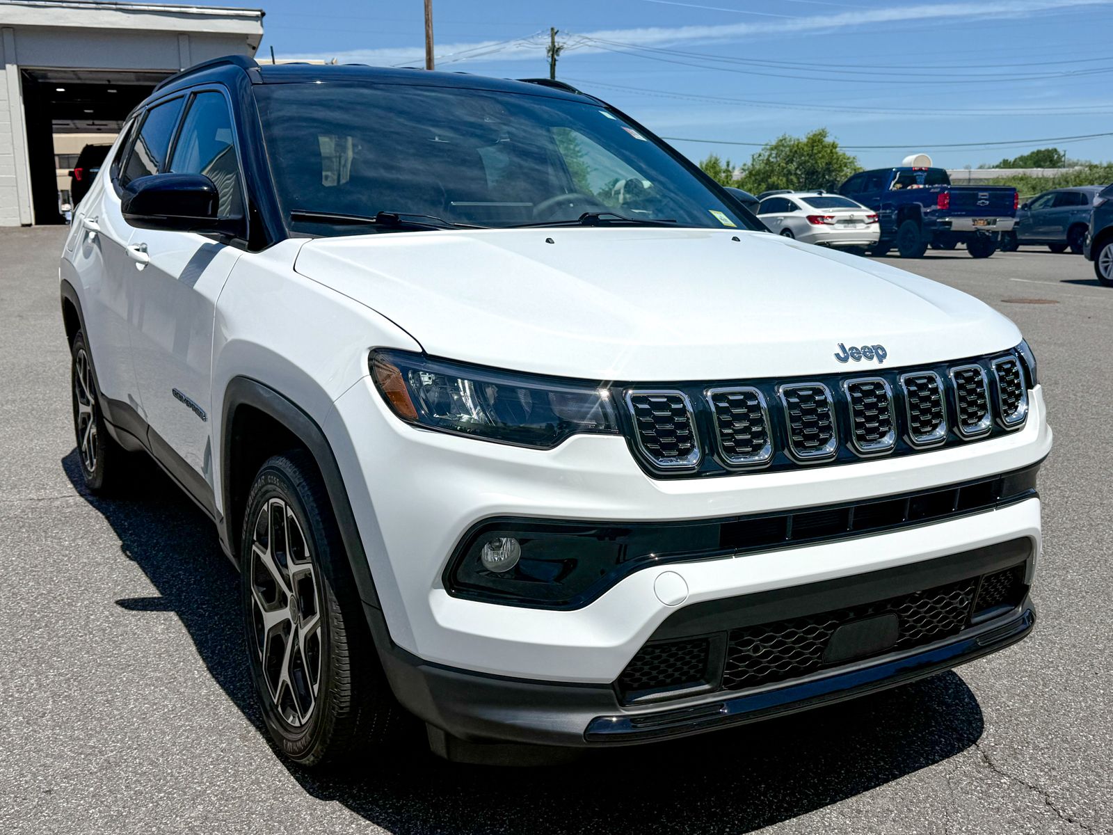Photo view of 2025 Jeep Compass in White