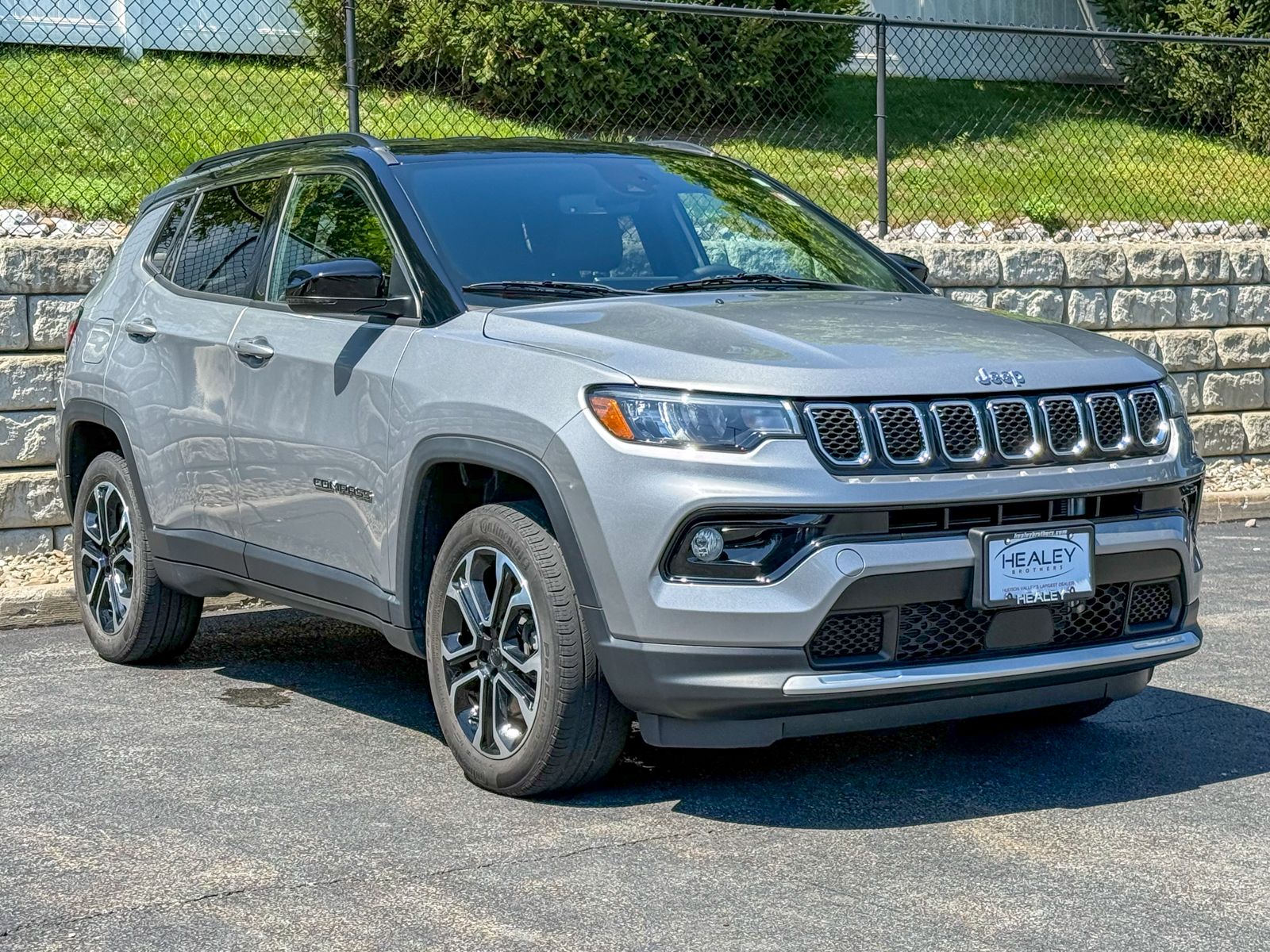Photo view of 2023 Jeep Compass in Silver