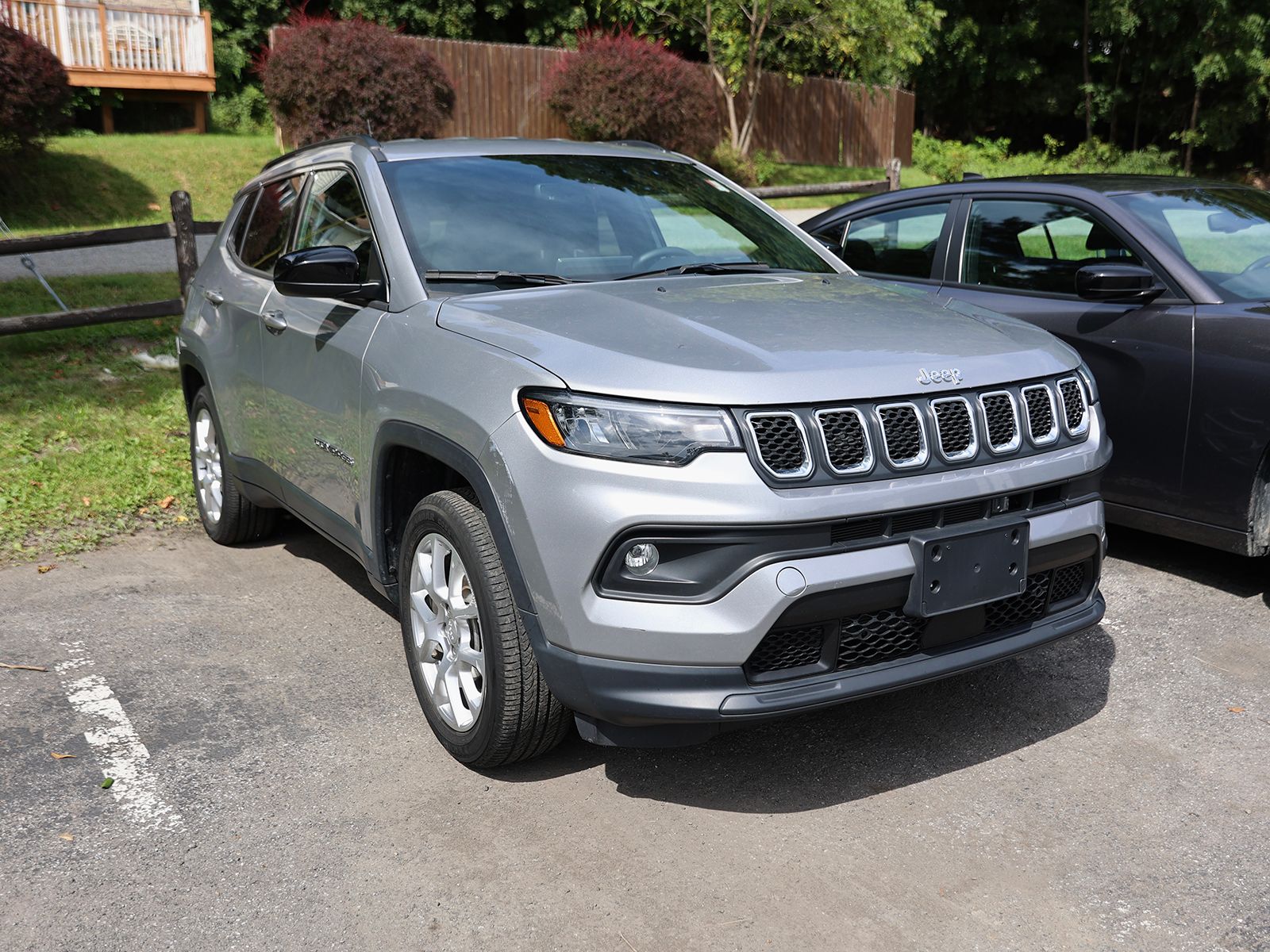 Photo view of 2023 Jeep Compass in Silver