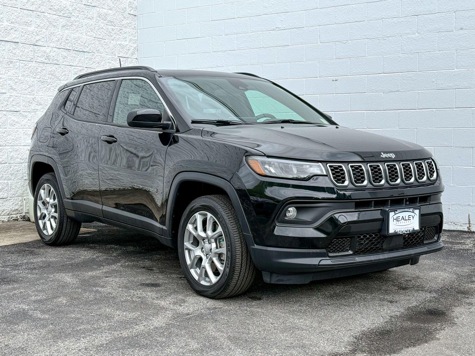 Photo view of 2024 Jeep Compass in Black