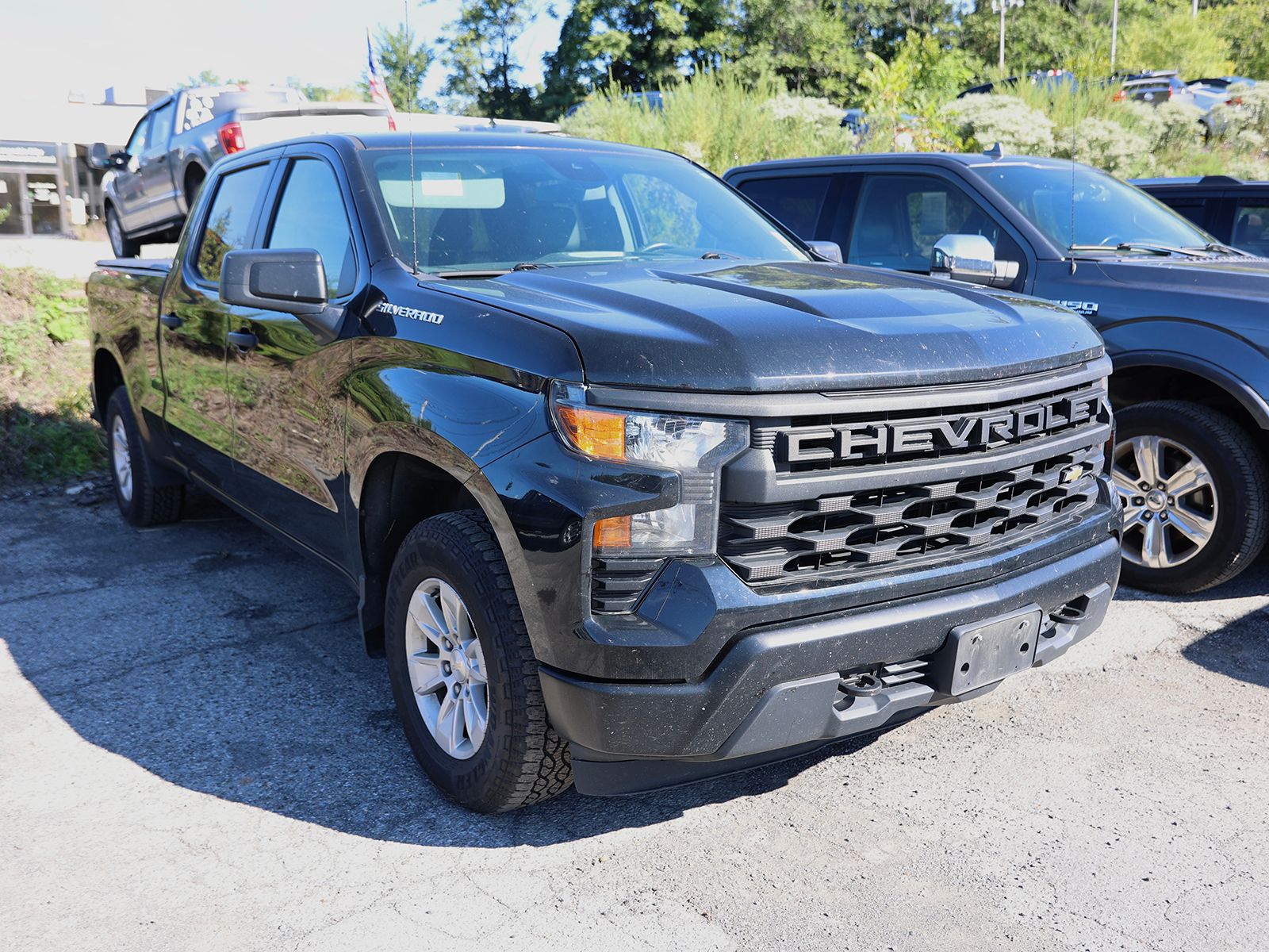 Photo view of 2022 Chevrolet Silverado 1500 in Black
