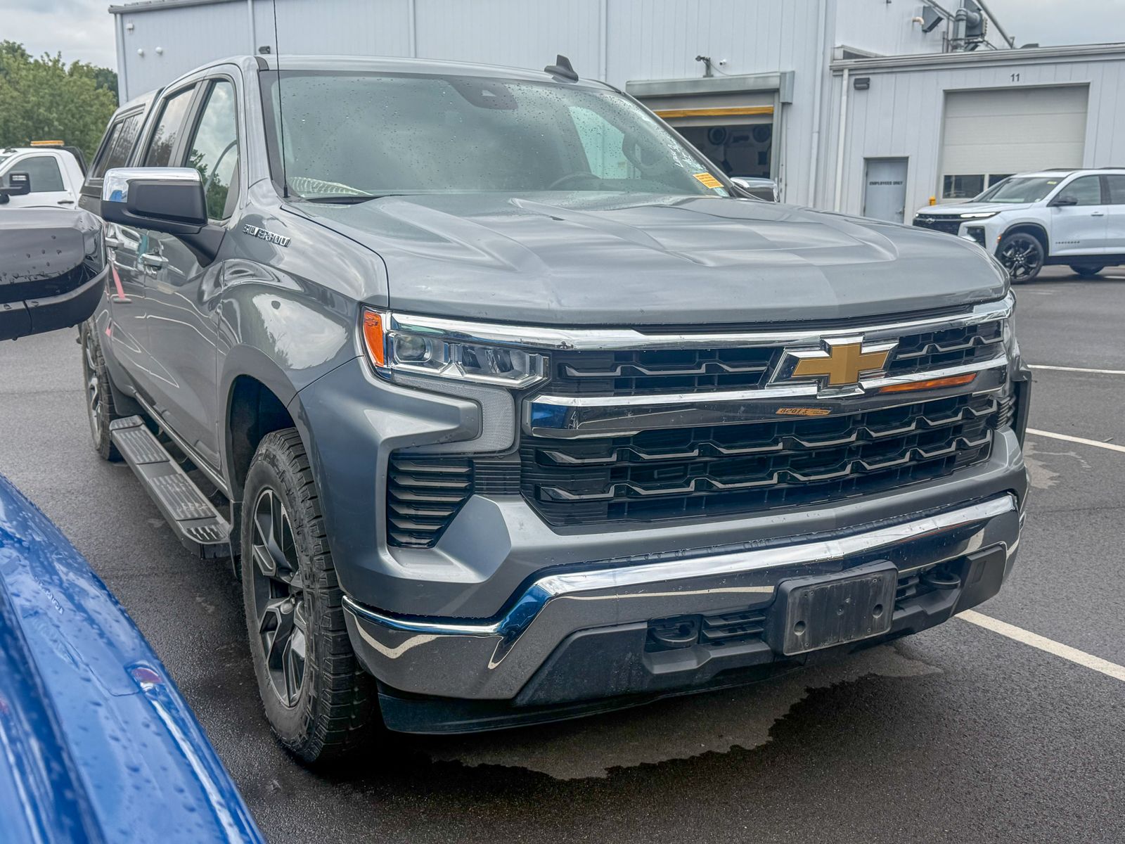 Photo view of 2023 Chevrolet Silverado 1500 in Gray