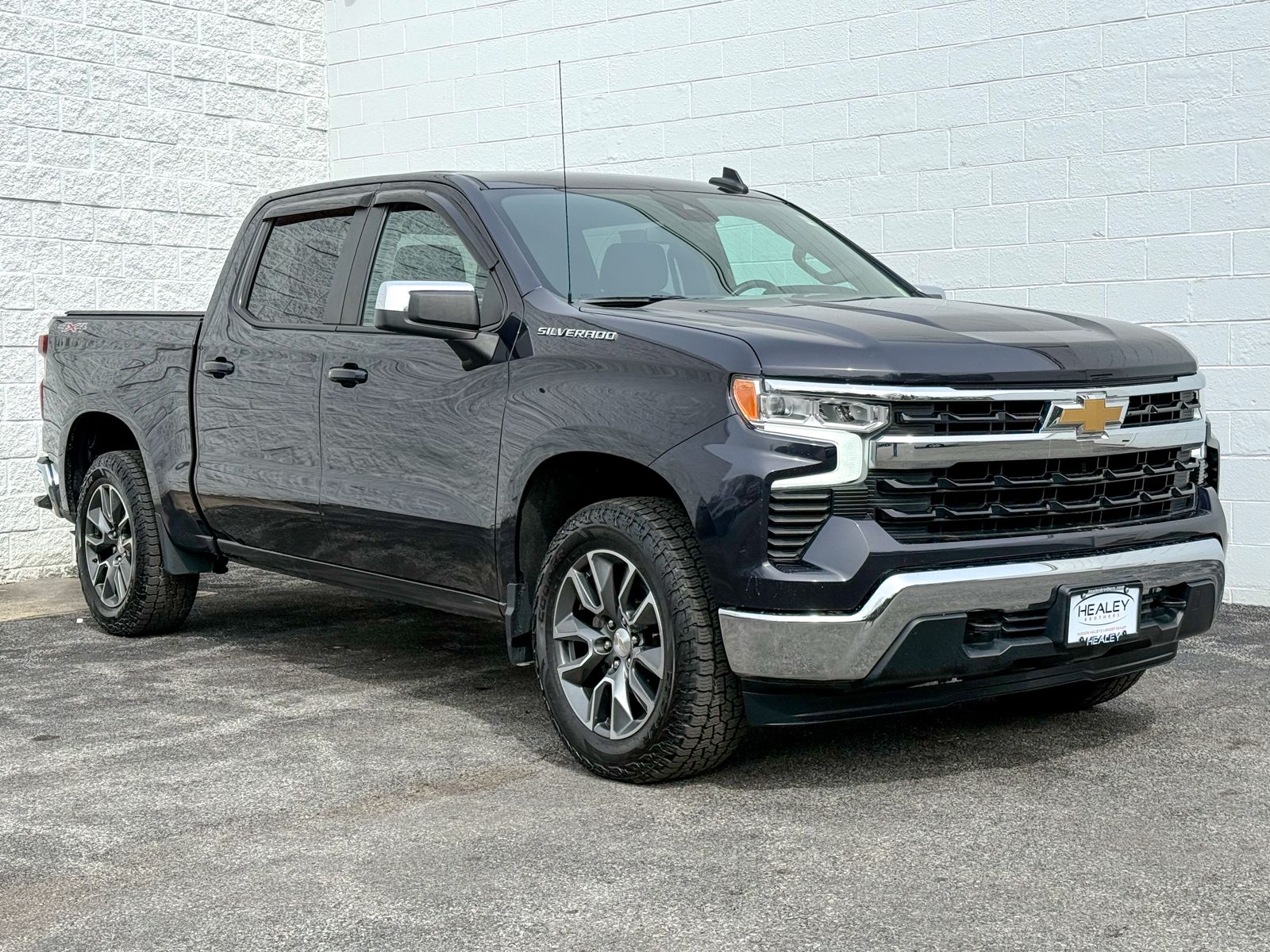 Photo view of 2022 Chevrolet Silverado 1500 in Gray