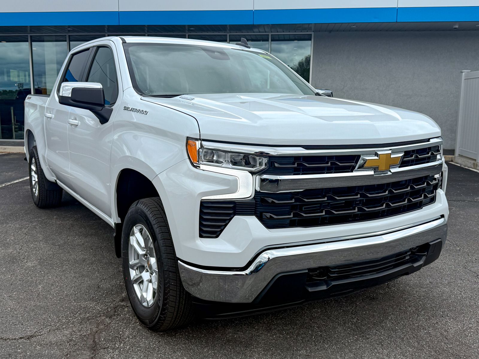 Photo view of 2026 Chevrolet Silverado 1500 in White