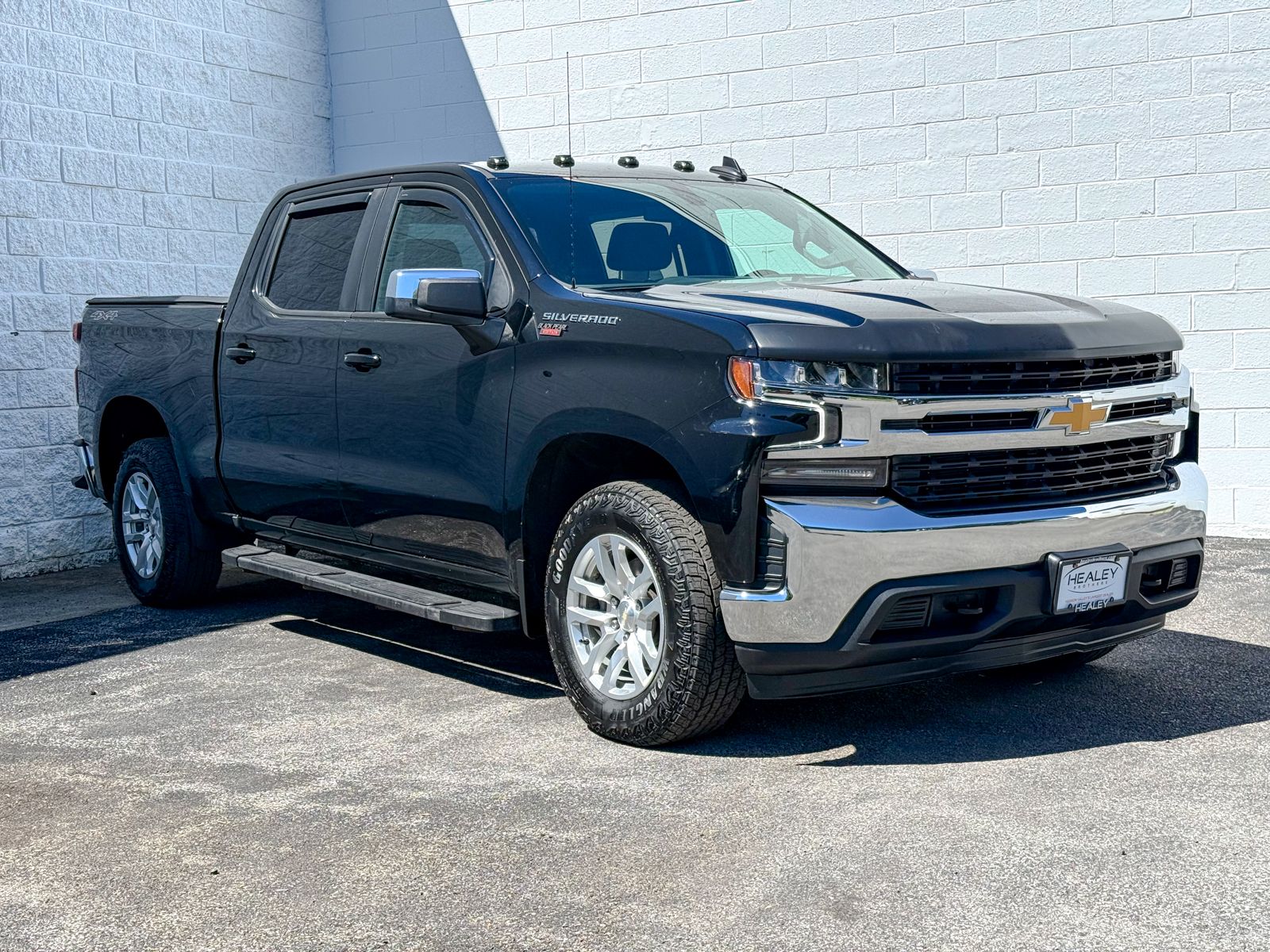 Photo view of 2021 Chevrolet Silverado 1500 in Black