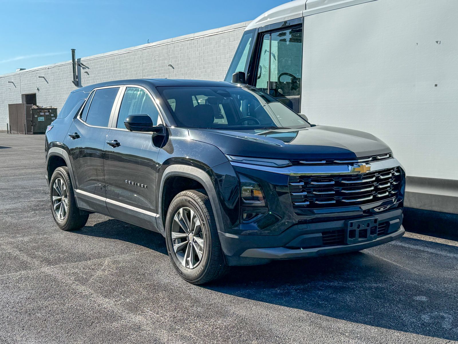 Photo view of 2025 Chevrolet Equinox in Black