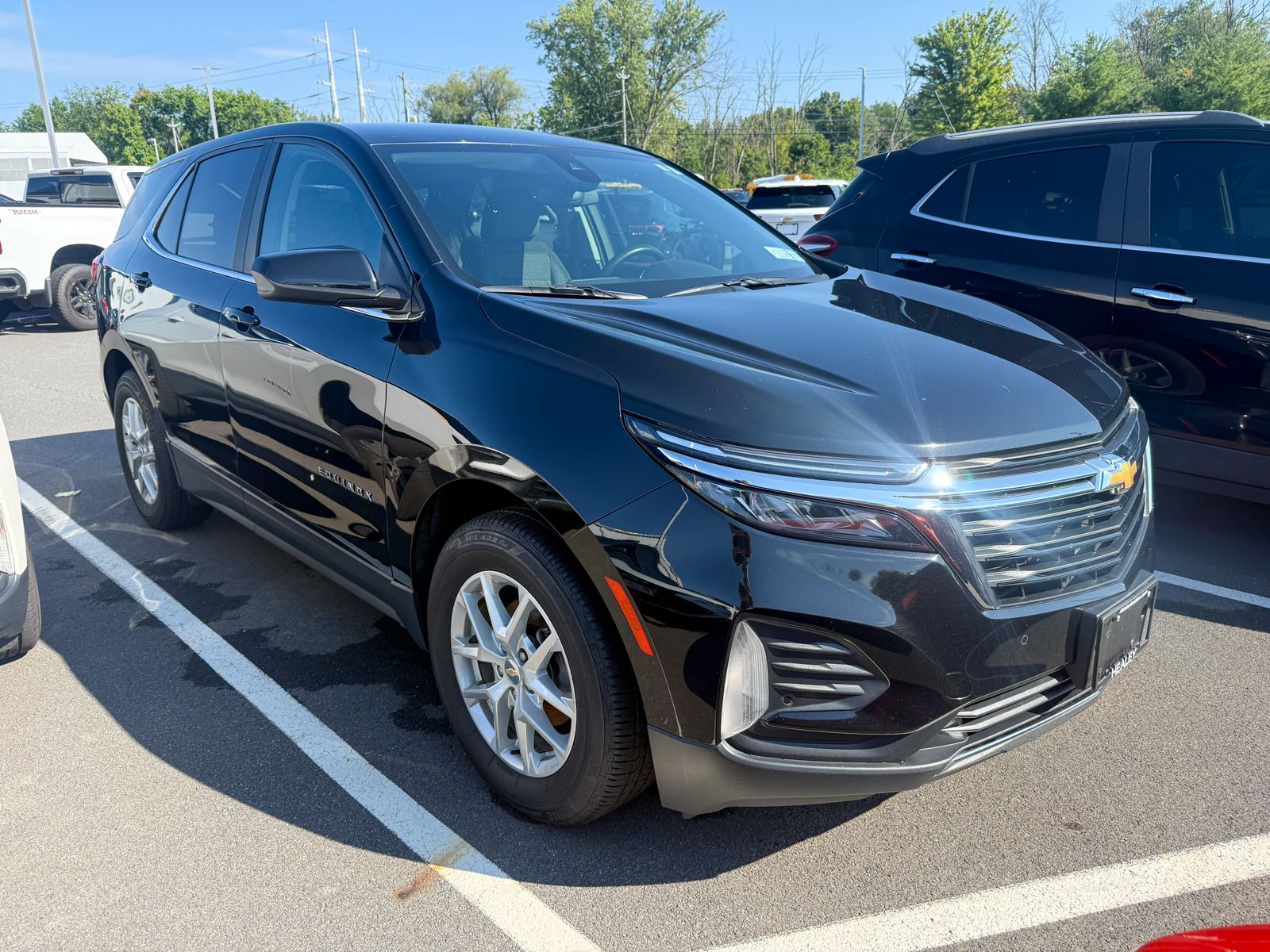 Photo view of 2023 Chevrolet Equinox in Black