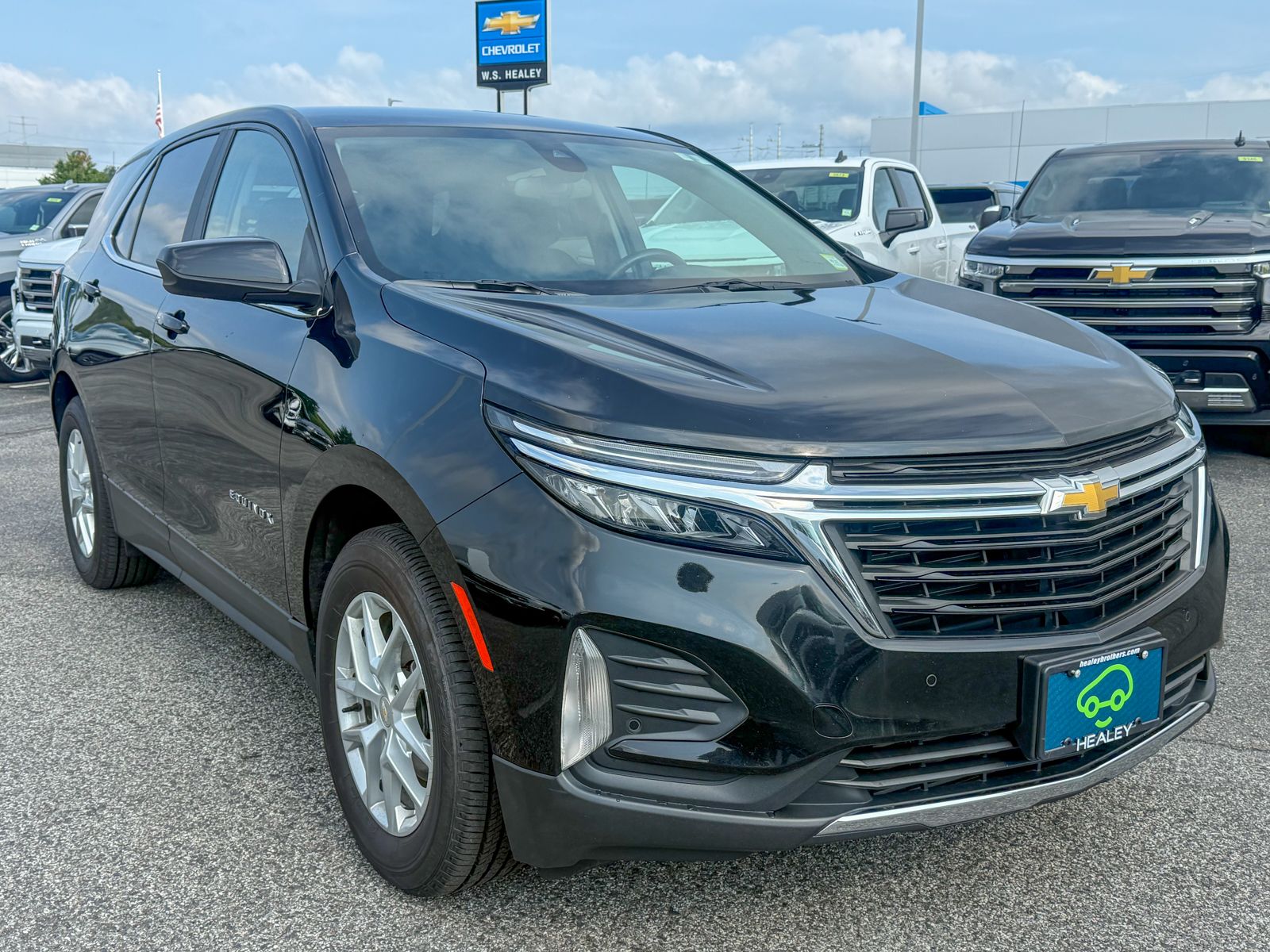 Photo view of 2023 Chevrolet Equinox in Black