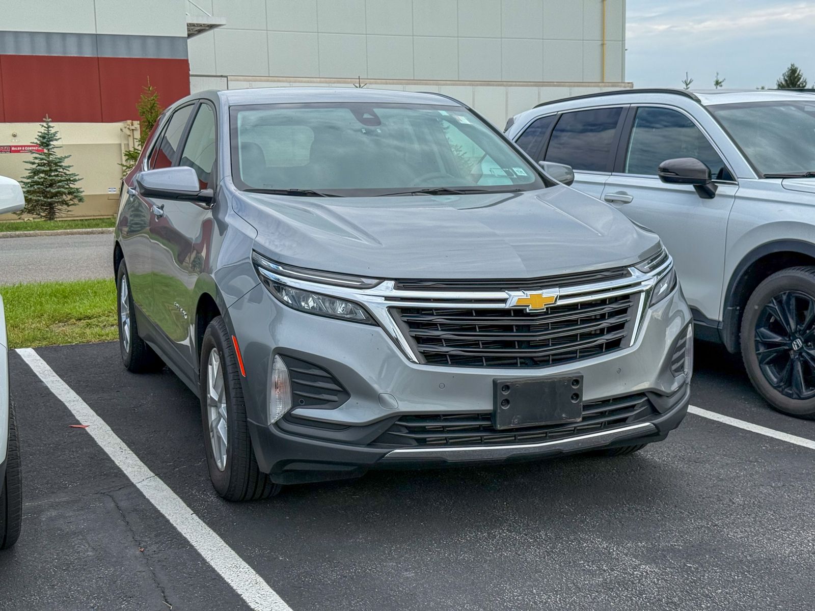 Photo view of 2023 Chevrolet Equinox in Gray