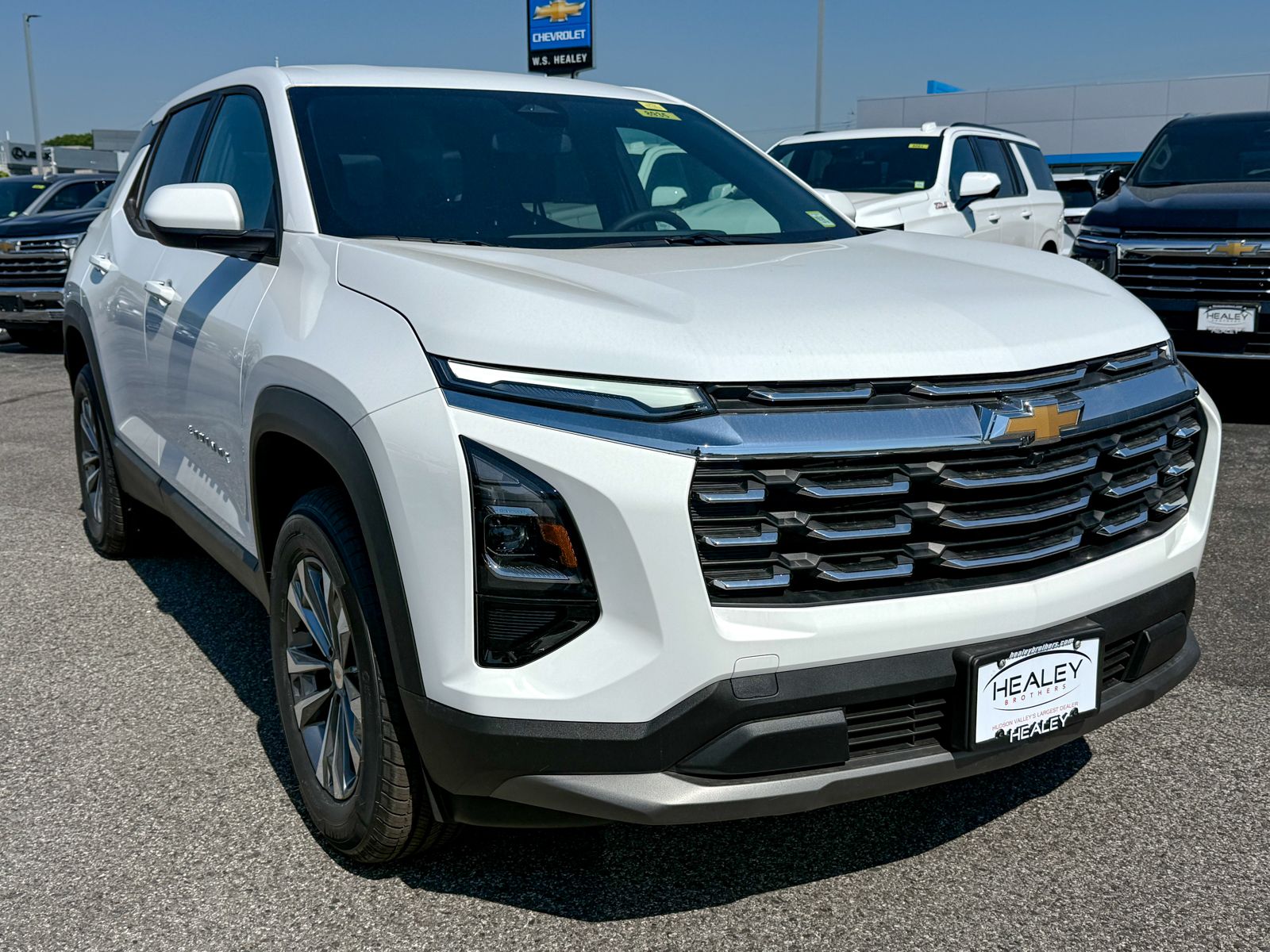Photo view of 2026 Chevrolet Equinox in White