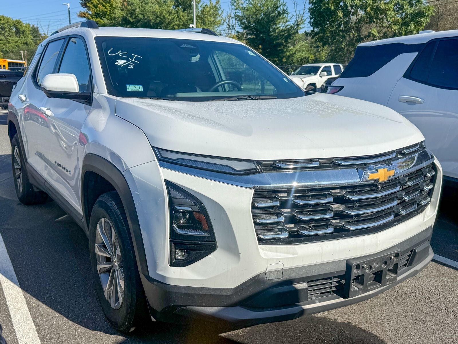Photo view of 2025 Chevrolet Equinox in White
