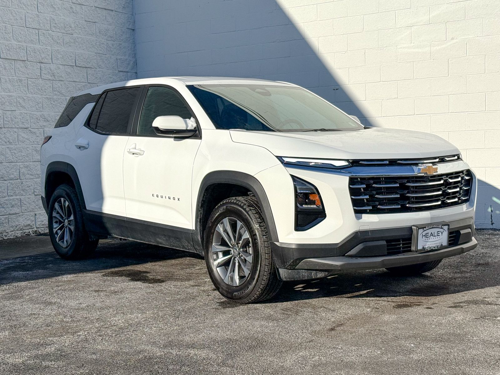 Photo view of 2025 Chevrolet Equinox in White