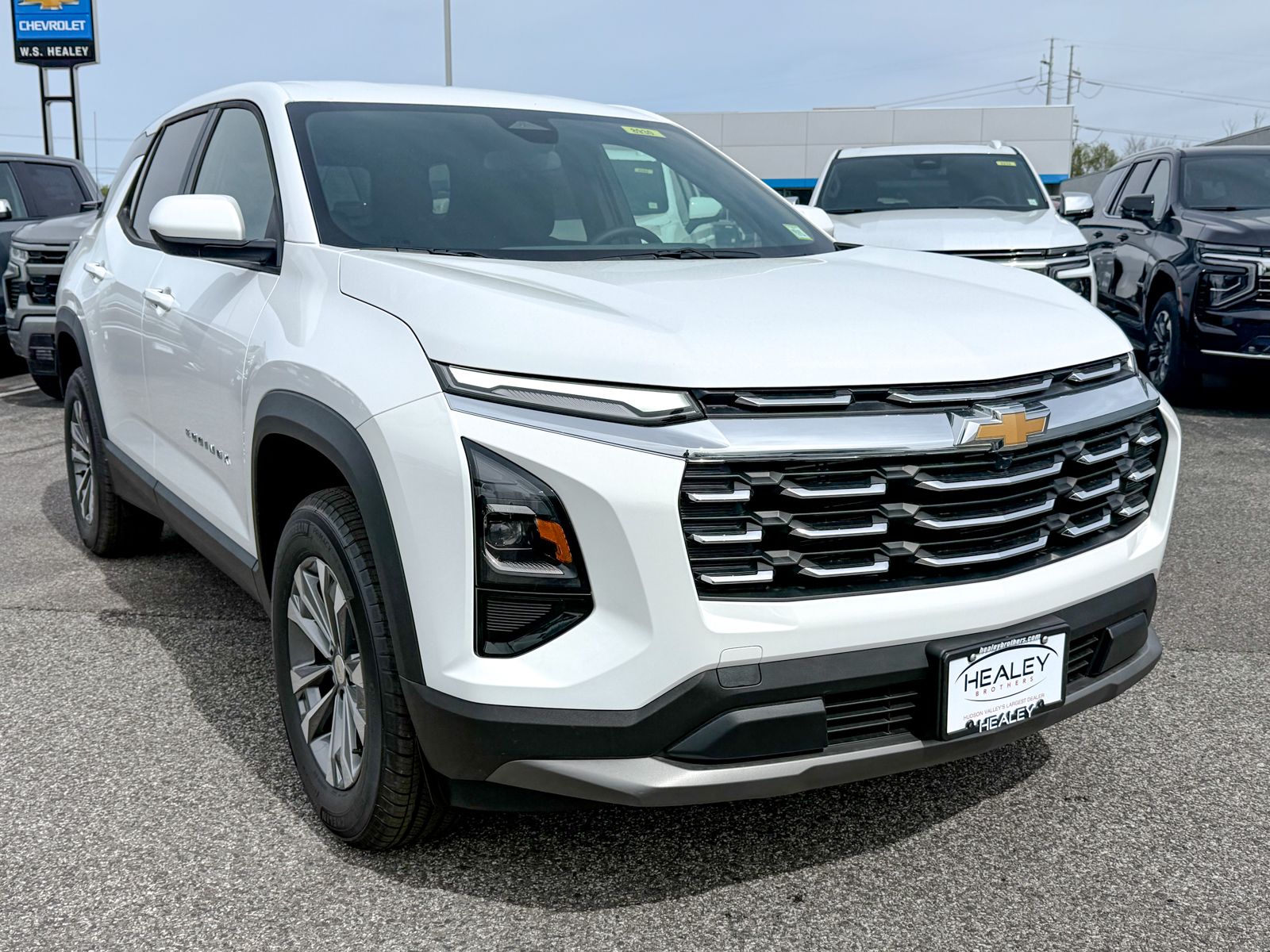 Photo view of 2026 Chevrolet Equinox in White