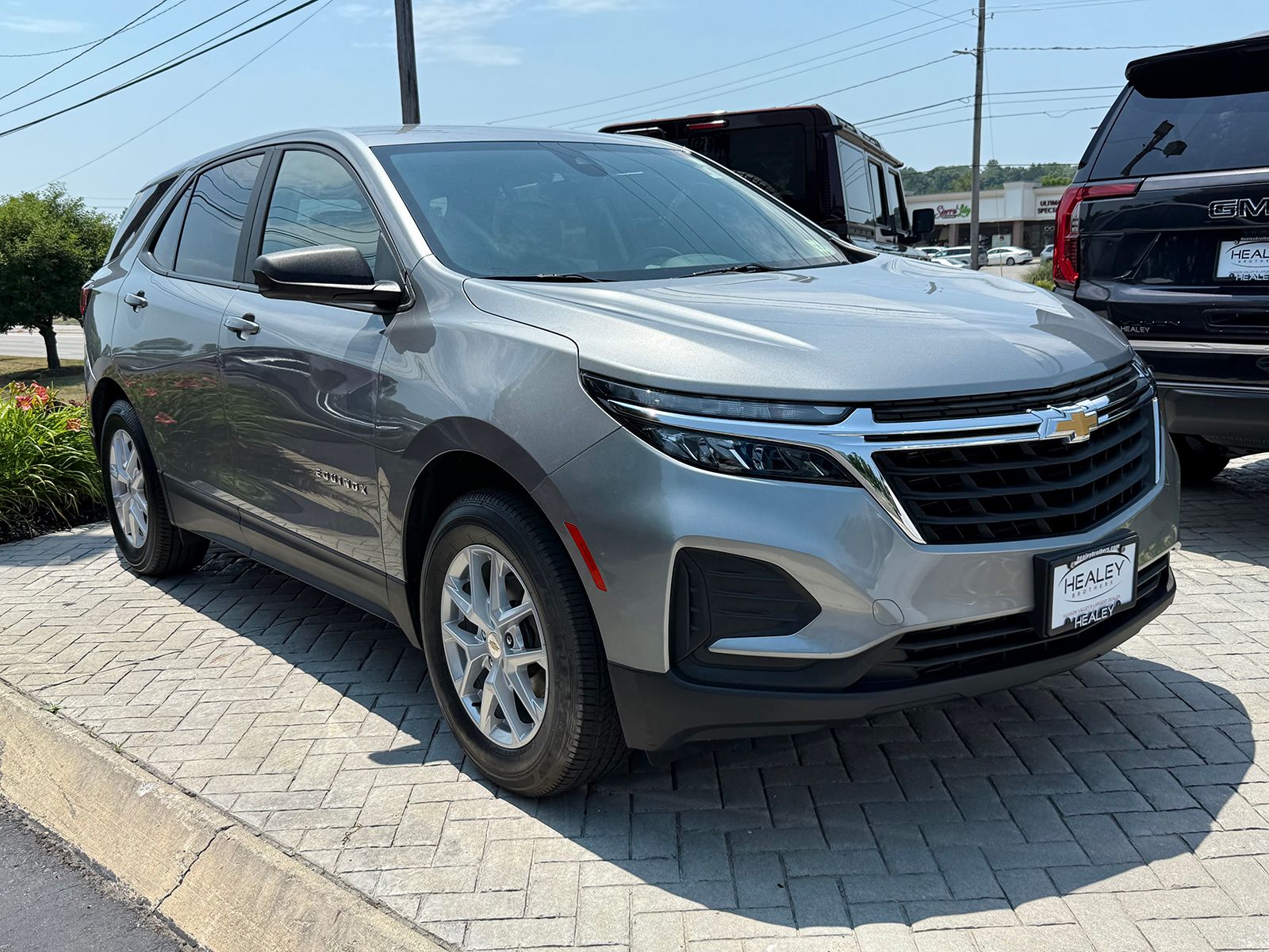 Photo view of 2023 Chevrolet Equinox in Gray