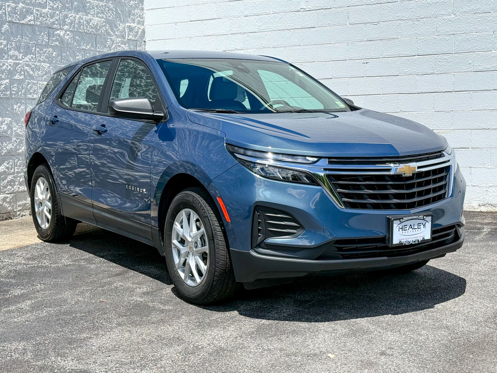 Photo view of 2024 Chevrolet Equinox in Blue