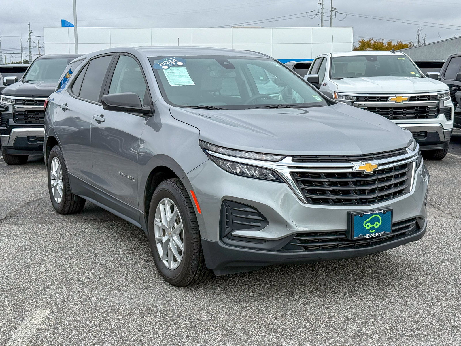 Photo view of 2024 Chevrolet Equinox in Gray