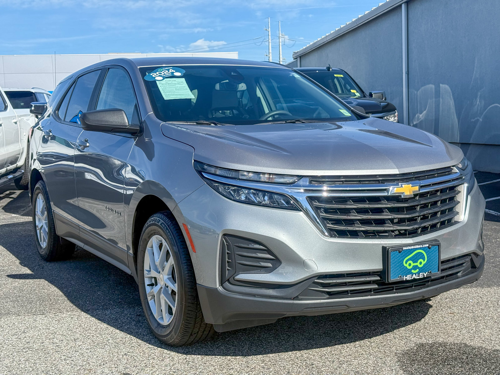 Photo view of 2024 Chevrolet Equinox in Gray