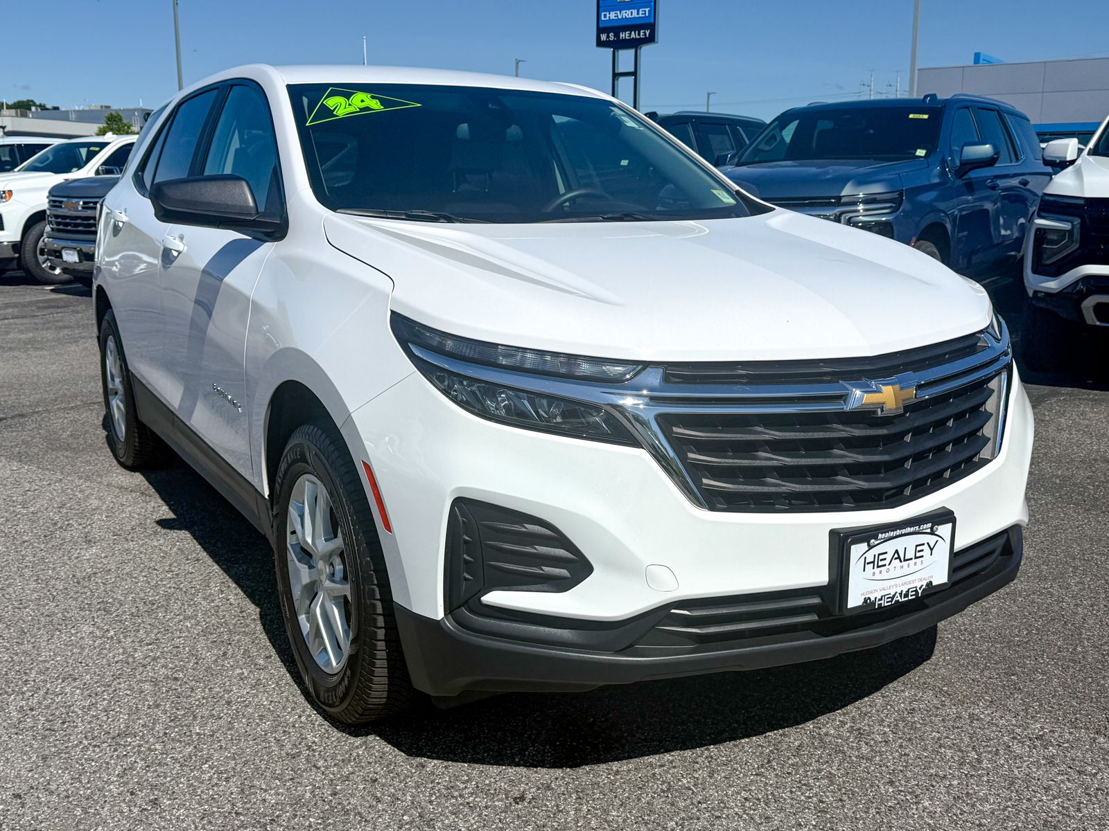 Photo view of 2024 Chevrolet Equinox in White