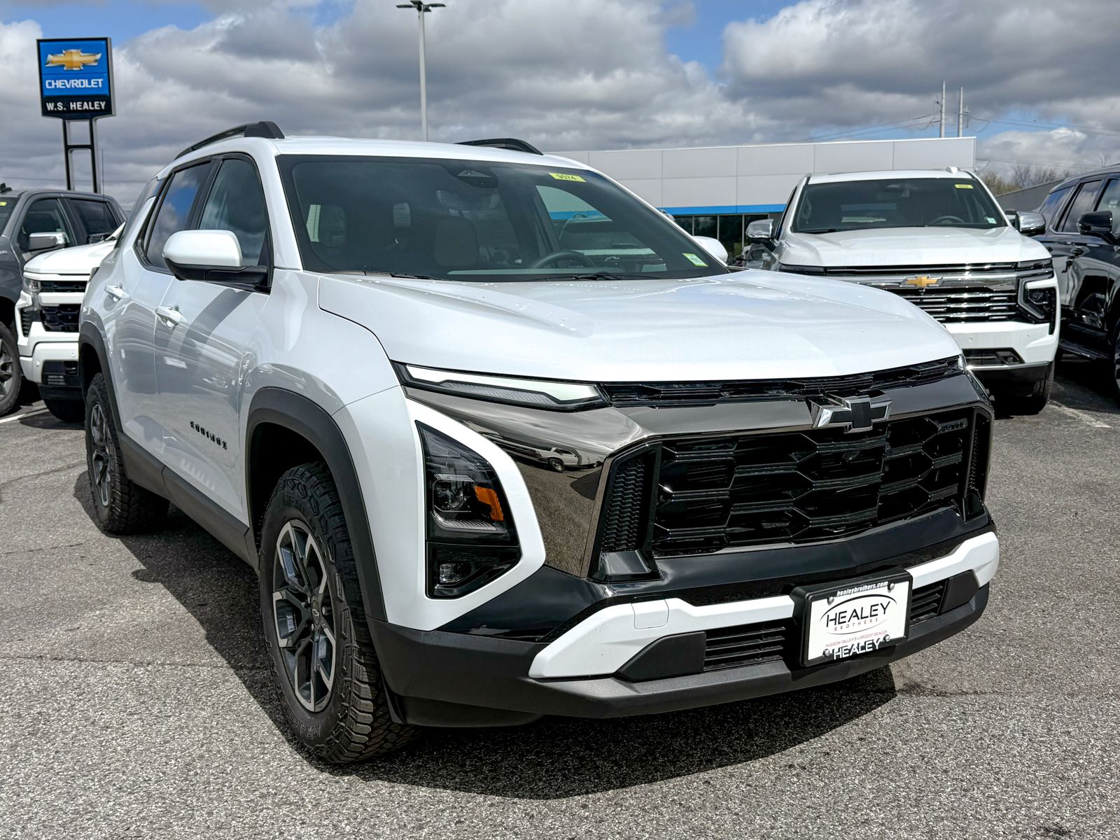 Photo view of 2026 Chevrolet Equinox in White