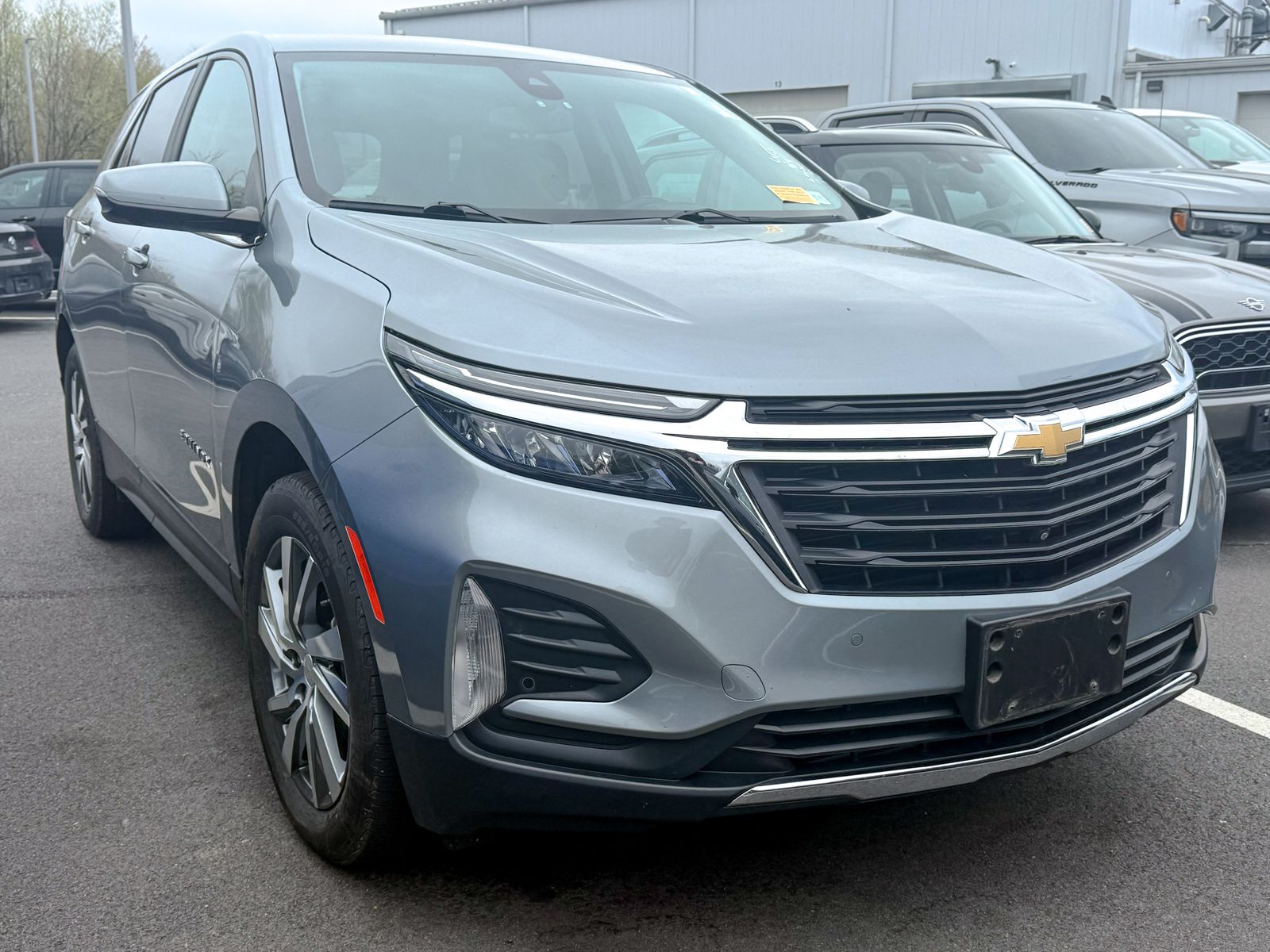 Photo view of 2024 Chevrolet Equinox in Gray