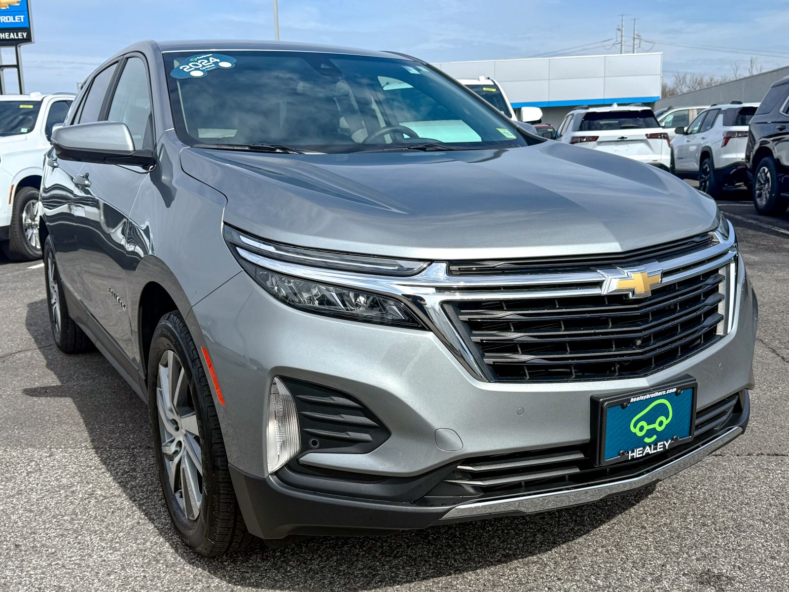 Photo view of 2024 Chevrolet Equinox in Gray