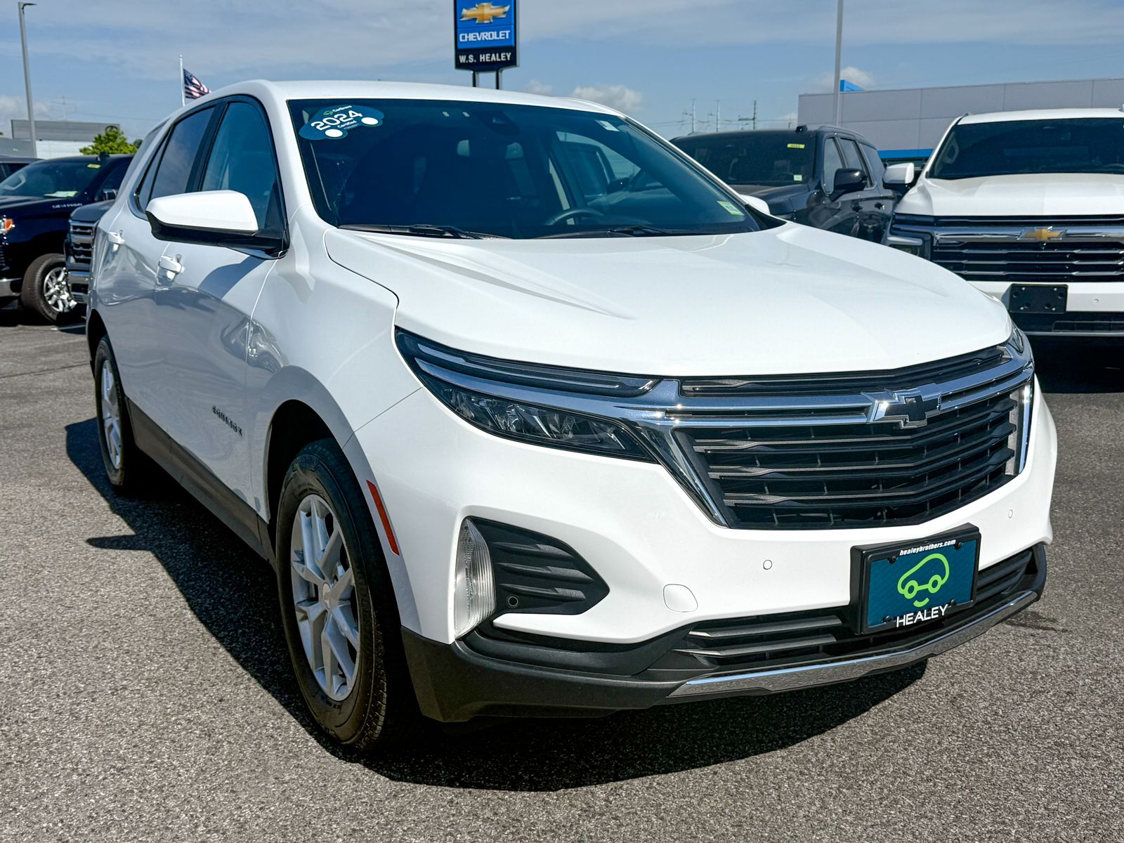 Photo view of 2024 Chevrolet Equinox in White