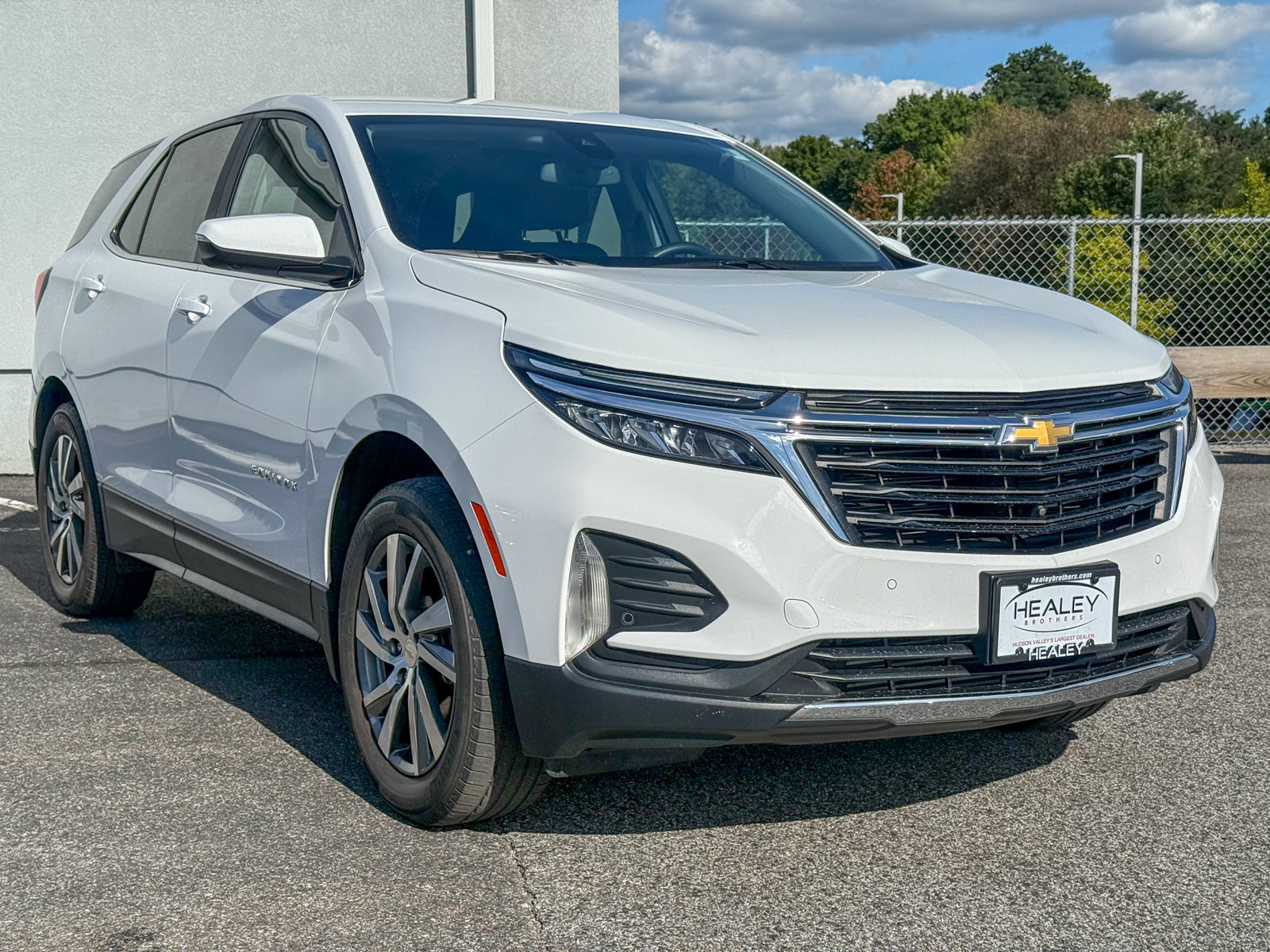 Photo view of 2023 Chevrolet Equinox in White