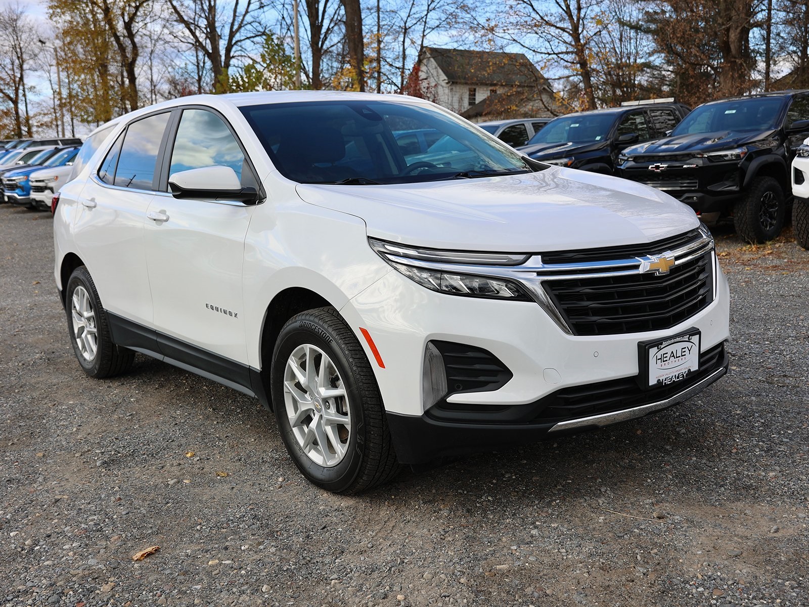 Photo view of 2023 Chevrolet Equinox in White